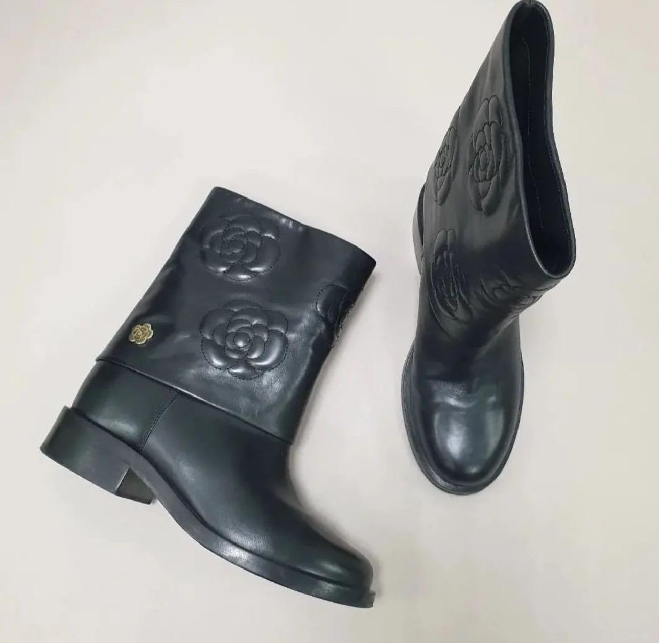 CHANEL 2016 Camellia Flower Black Leather Mid Calf Boots In Good Condition For Sale In Krakow, PL