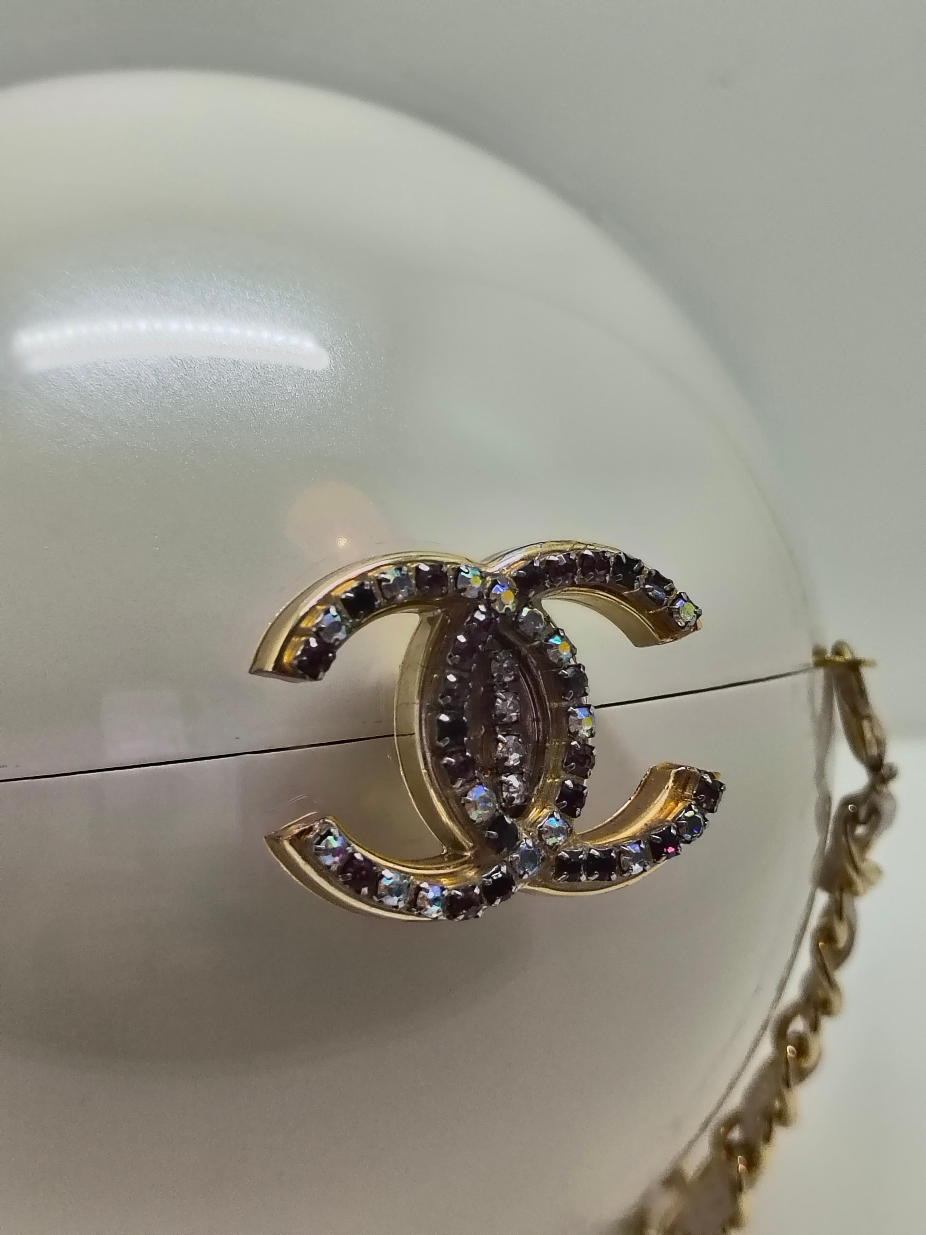Chanel 2016 Dubai Limited Edition Ball Sling Clutch Duo Vanity Bag with Chain In Good Condition In PUTNEY, NSW