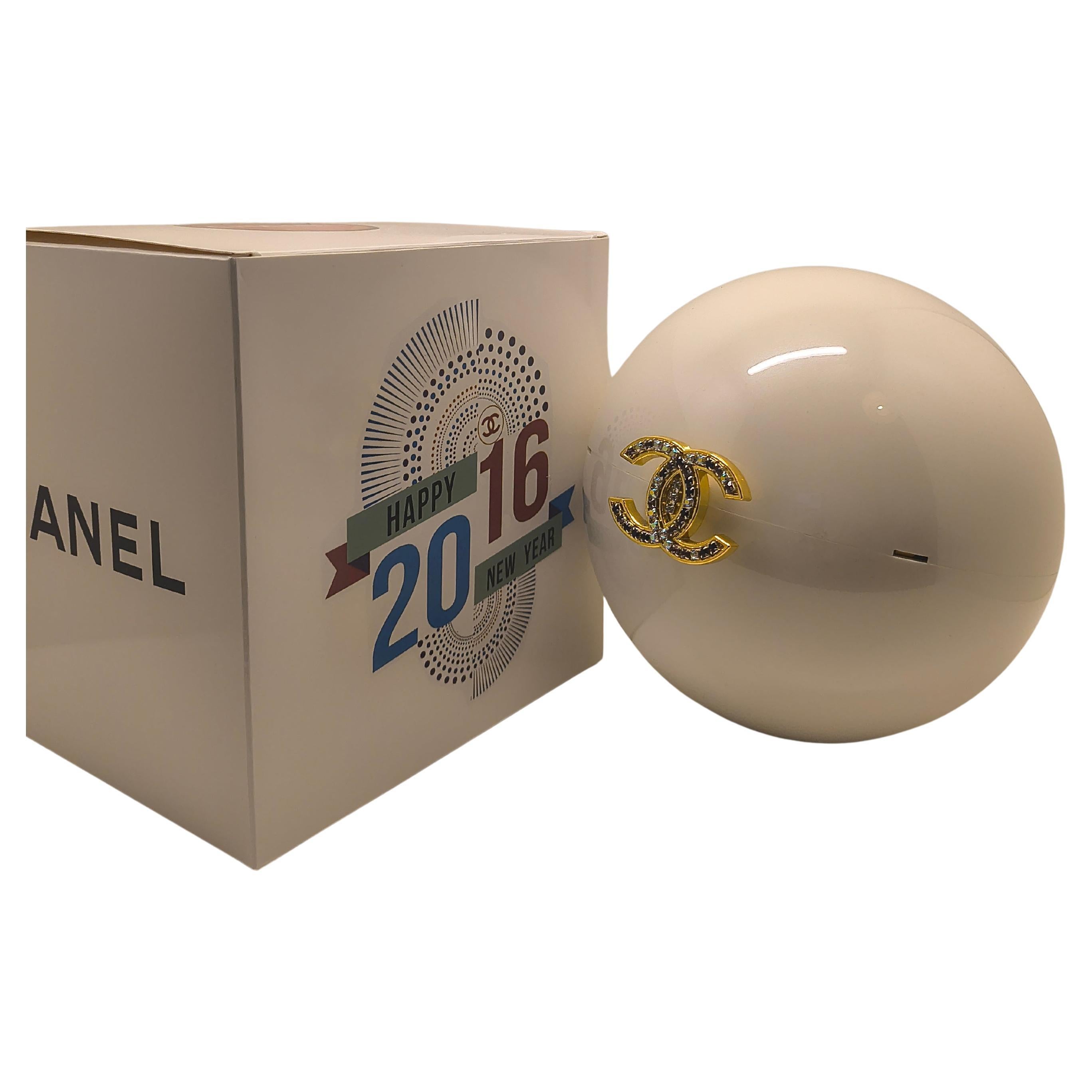 Chanel 2016 Limited Edition Ball and Ball Clutch Duo Vanity Bag with Chain en vente