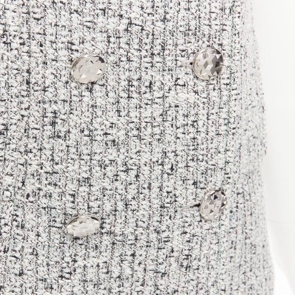 Chanel 2016 Fantasy Tweed argento CC bottoni maniche a polsino giacca FR36 S
Riferimento: NILI/A00014
Marchio: Chanel
Designer: Karl Lagerfeld
Collection'S: 2016 - Passerella
Materiale: Cotone, misto
Colore: Grigio, Argento
Modello: Tweed
Chiusura: