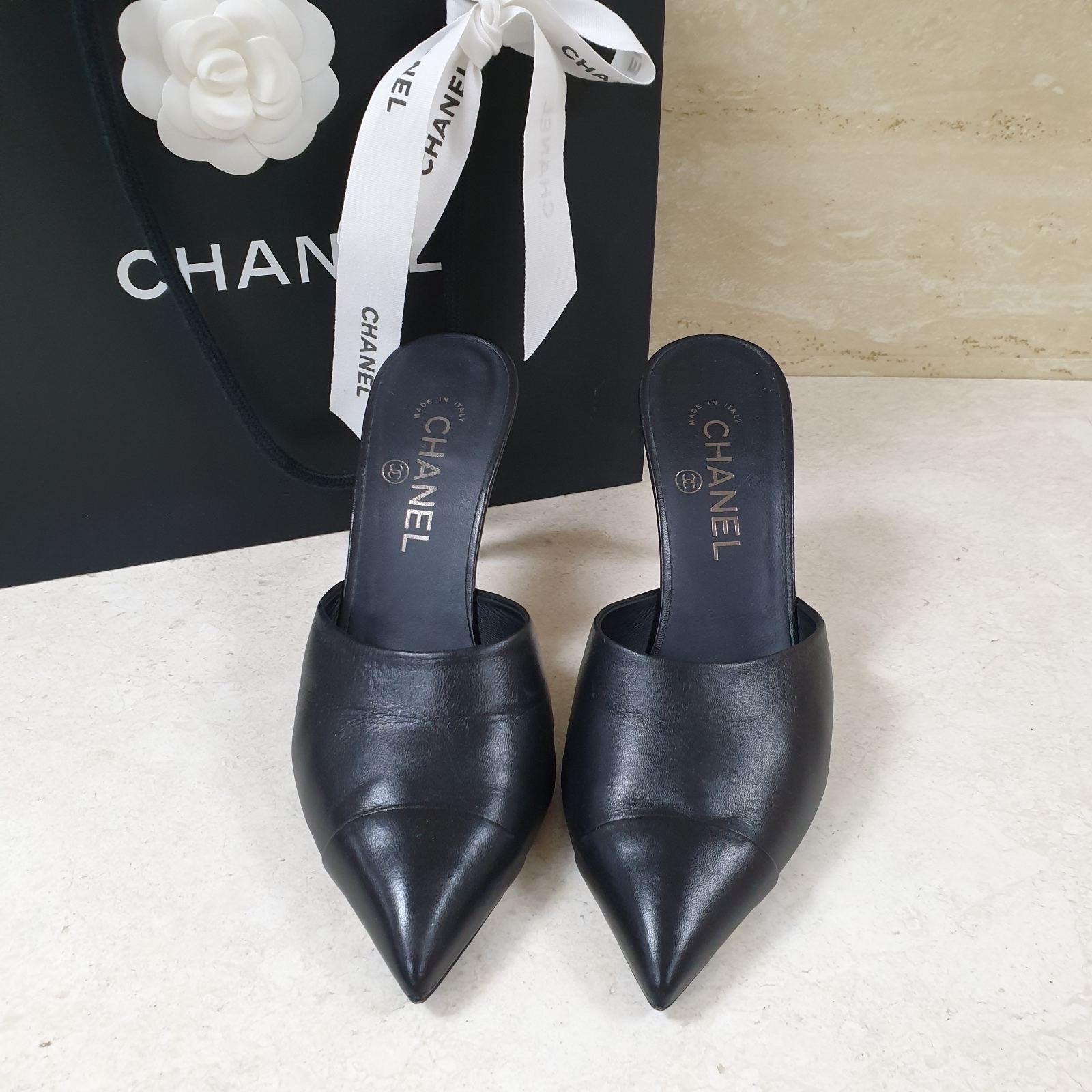 Chanel Leather Mules
From the 2016 Collection
Black
Interlocking CC Logo & Faux Pearl Accents
Pointed-Toes
Stiletto Heels
Sz.38
Good condition.
No box. No dust bag