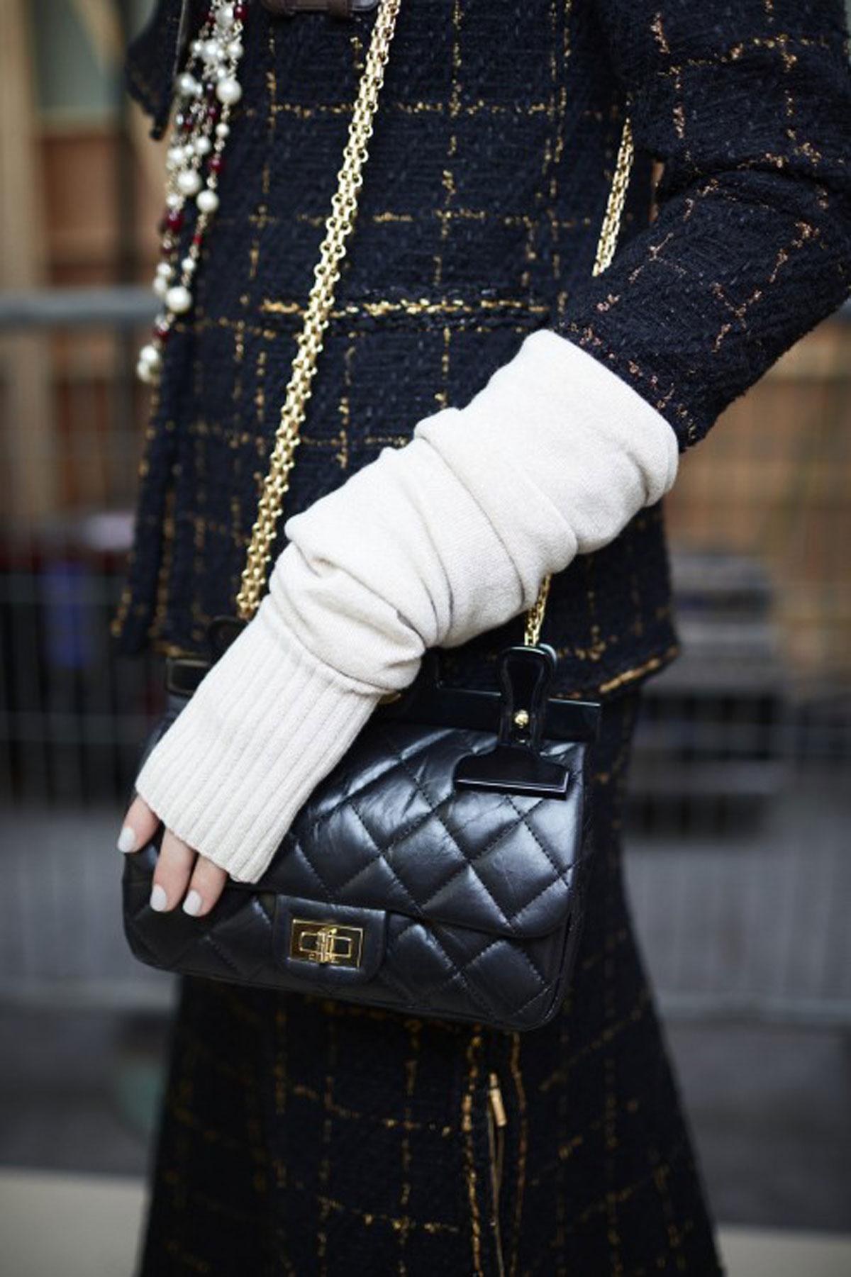 Chanel 2016 Limited Editiion 2.55 Reissue Rare Hanger Navy Blue Classic Flap Bag For Sale 9
