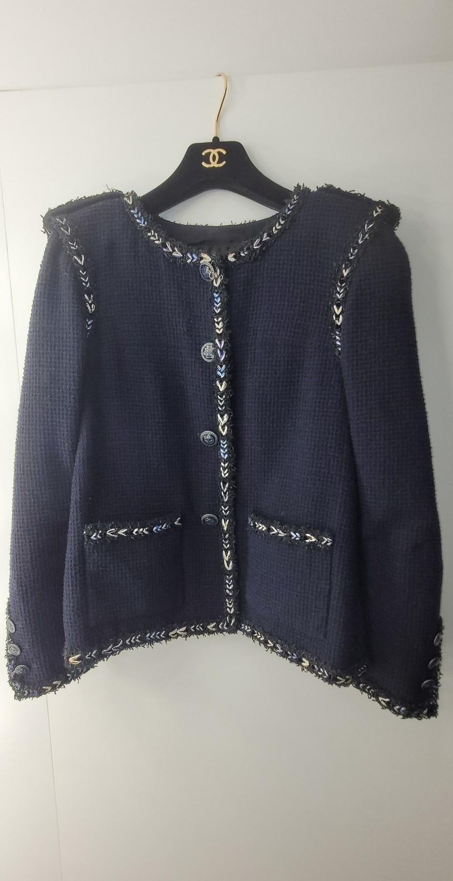 Iconic Chanel little tweed jacket with epaulettes from 2016 Spring Collection by Karl Lagerfeld. 

Retail price 7,560 $. 

Size mark 36fr. 


· made of navy blue most wanted Lesage tweed featuring signature braided metallic fringe trim throughout

·