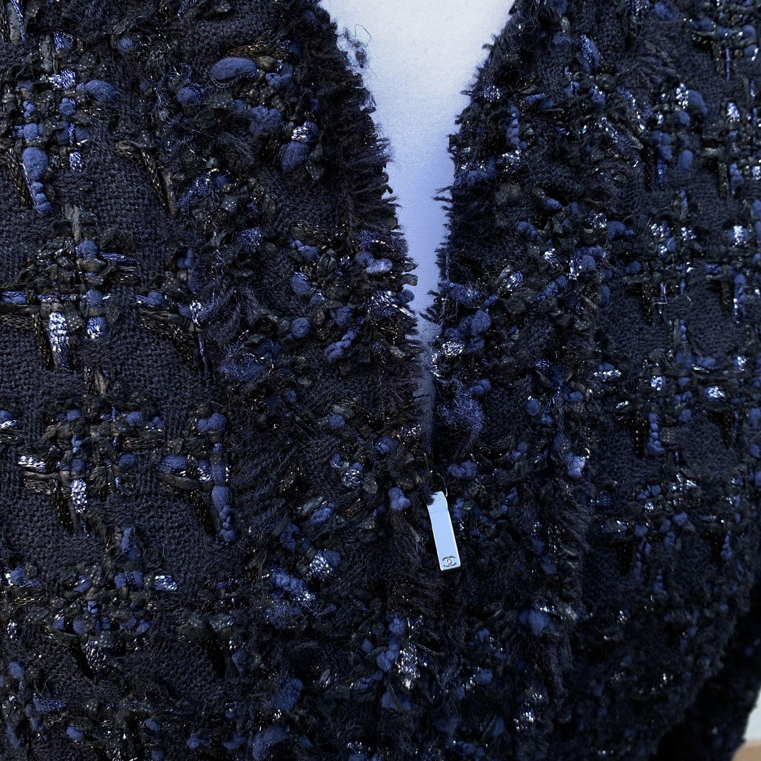 Chanel 2016 Navy Blue Wool Zip Front Bouclé Jacket Size 38 FR For Sale 2