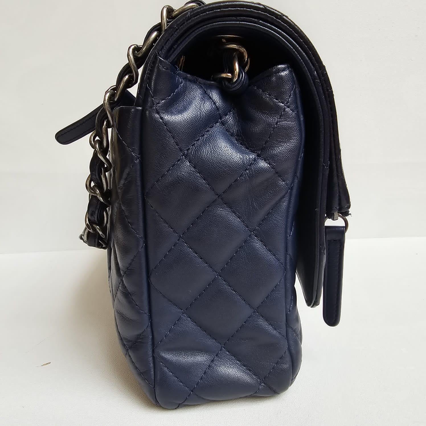 Chanel 2016 Navy Jumbo Calfskin Quilted Zip Flap Shoulder Bag In Good Condition For Sale In Jakarta, Daerah Khusus Ibukota Jakarta