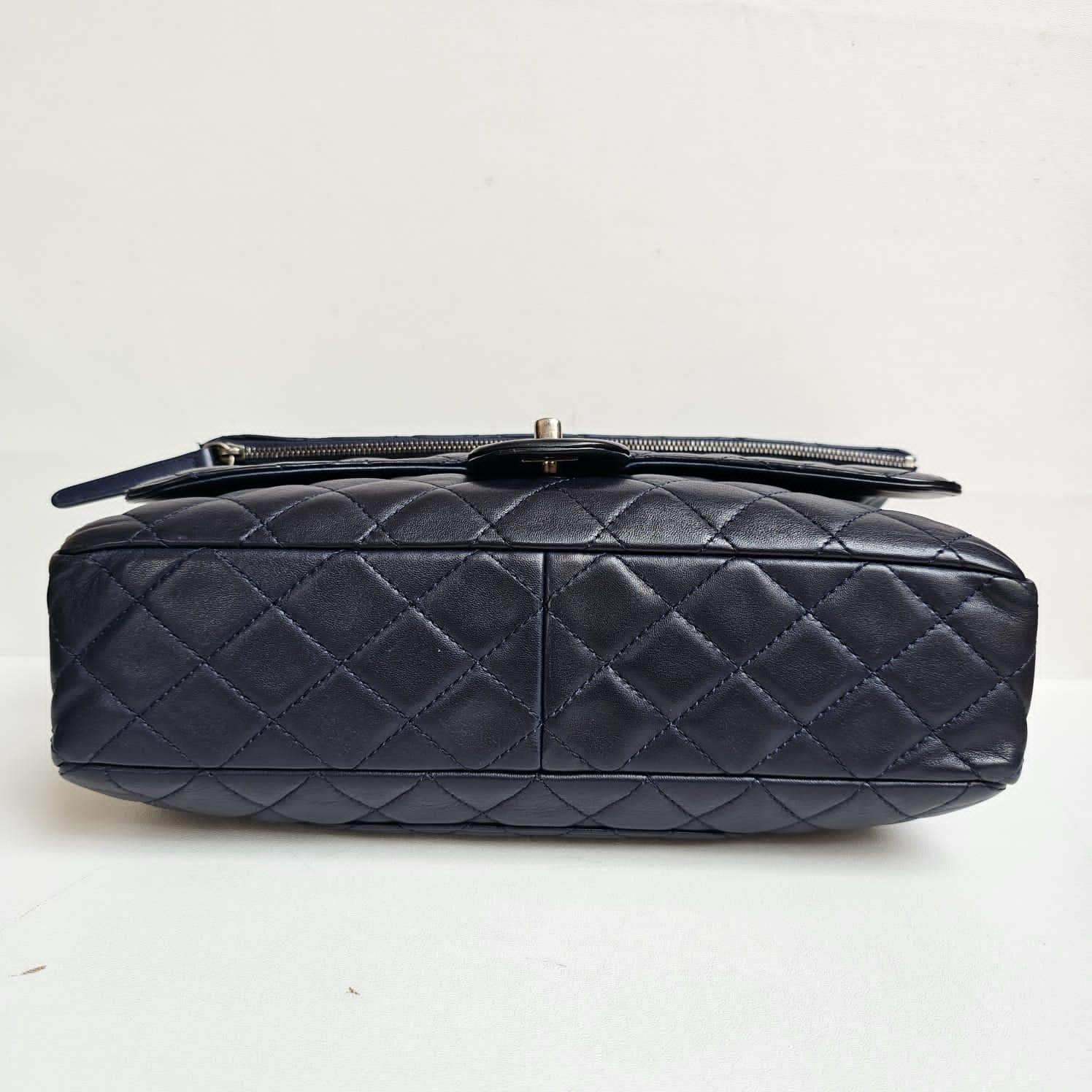 Chanel 2016 Navy Jumbo Calfskin Quilted Zip Flap Shoulder Bag For Sale 3