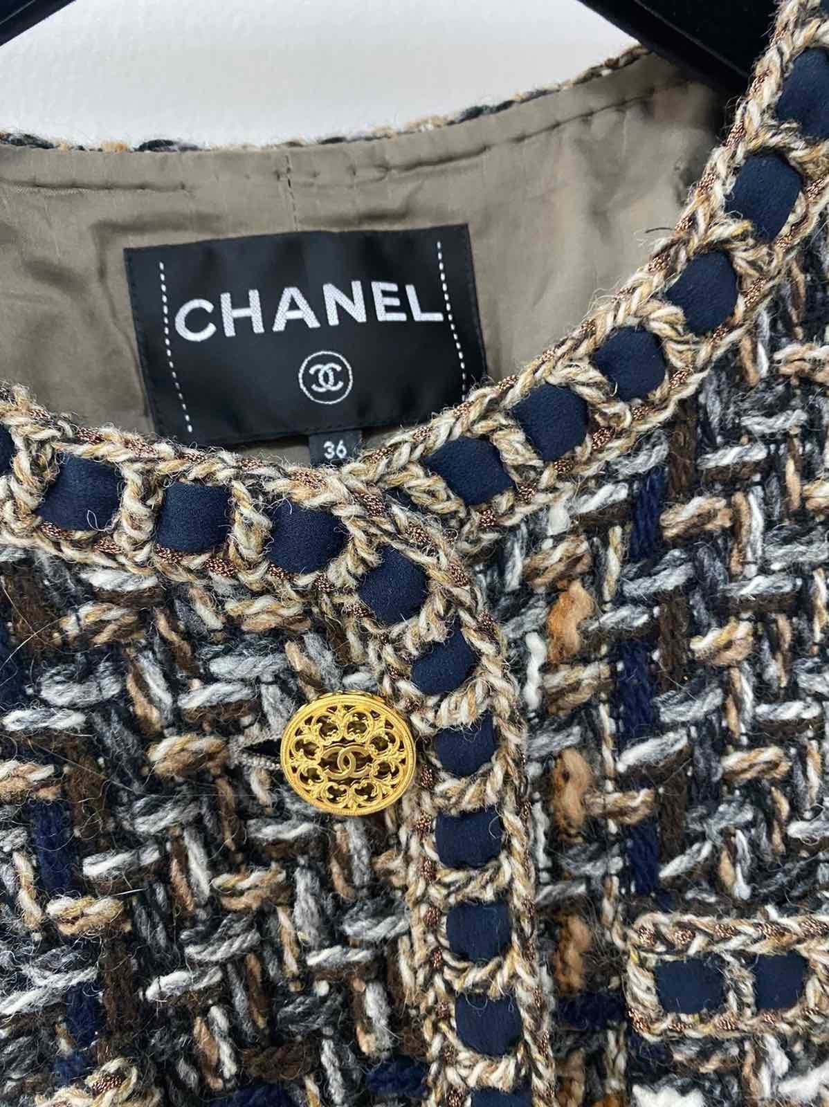 Chaqueta de Pasarela Chanel 2016 Pre Otoño París Roma, Espléndidos Tonos de FancyTweed Marrón con Ribetes de Lazo. 
Estilo clásico de cuatro bolsillos.
Botones de oro intrincados. Forro de seda y cadena inferior.

Pieza rara y coleccionable.

Muy