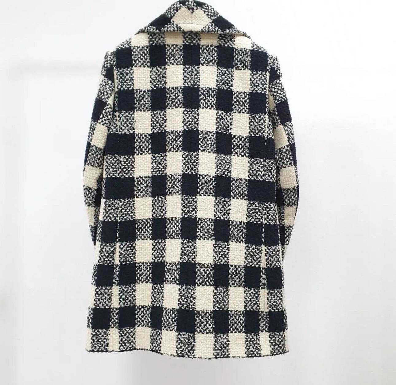 CHANEL 2016 Pharrell Ivory Black Tweed Jacket Coat In Excellent Condition For Sale In Krakow, PL