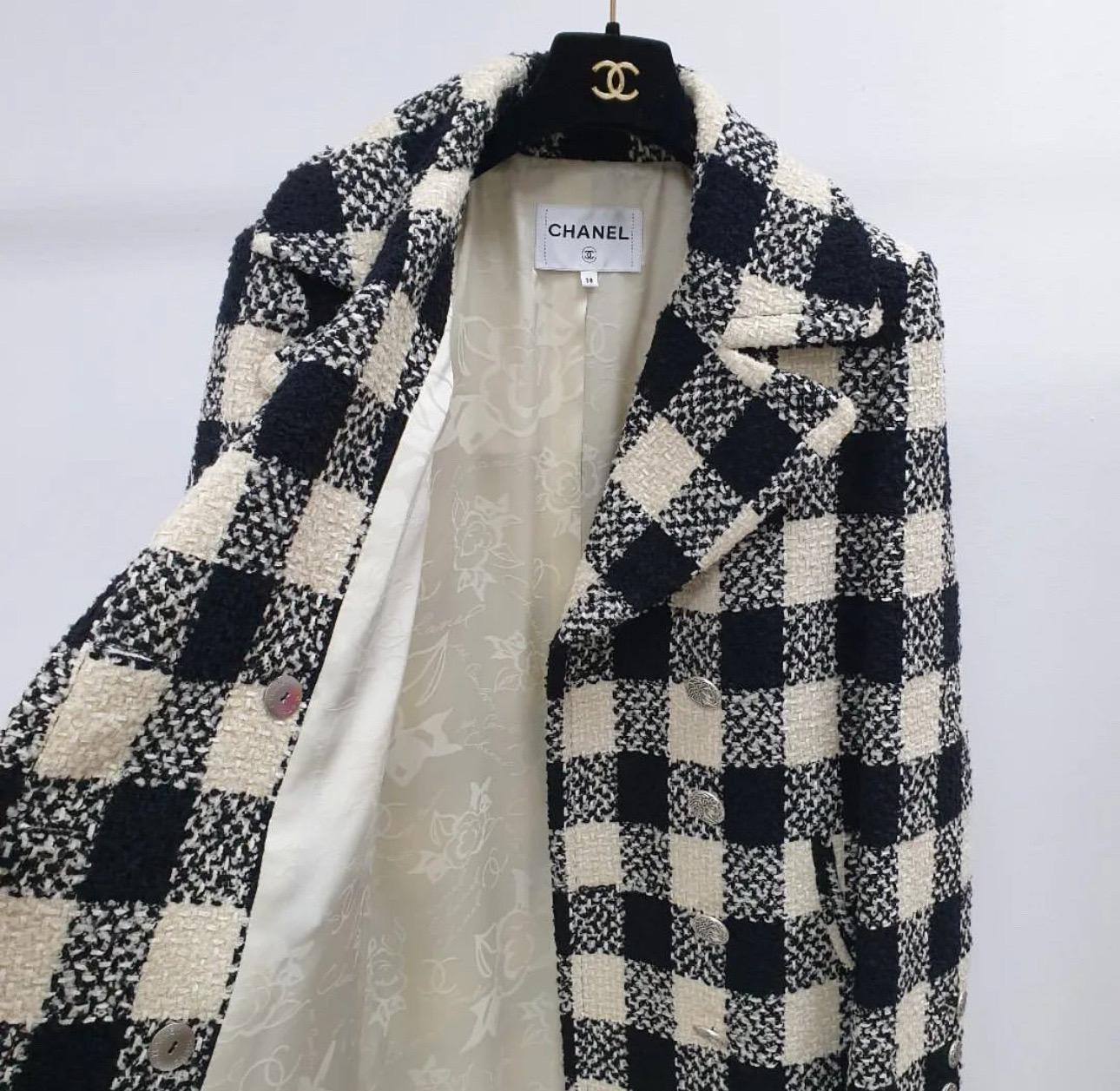 CHANEL 2016 Pharrell Ivory Black Tweed Jacket Coat For Sale 1