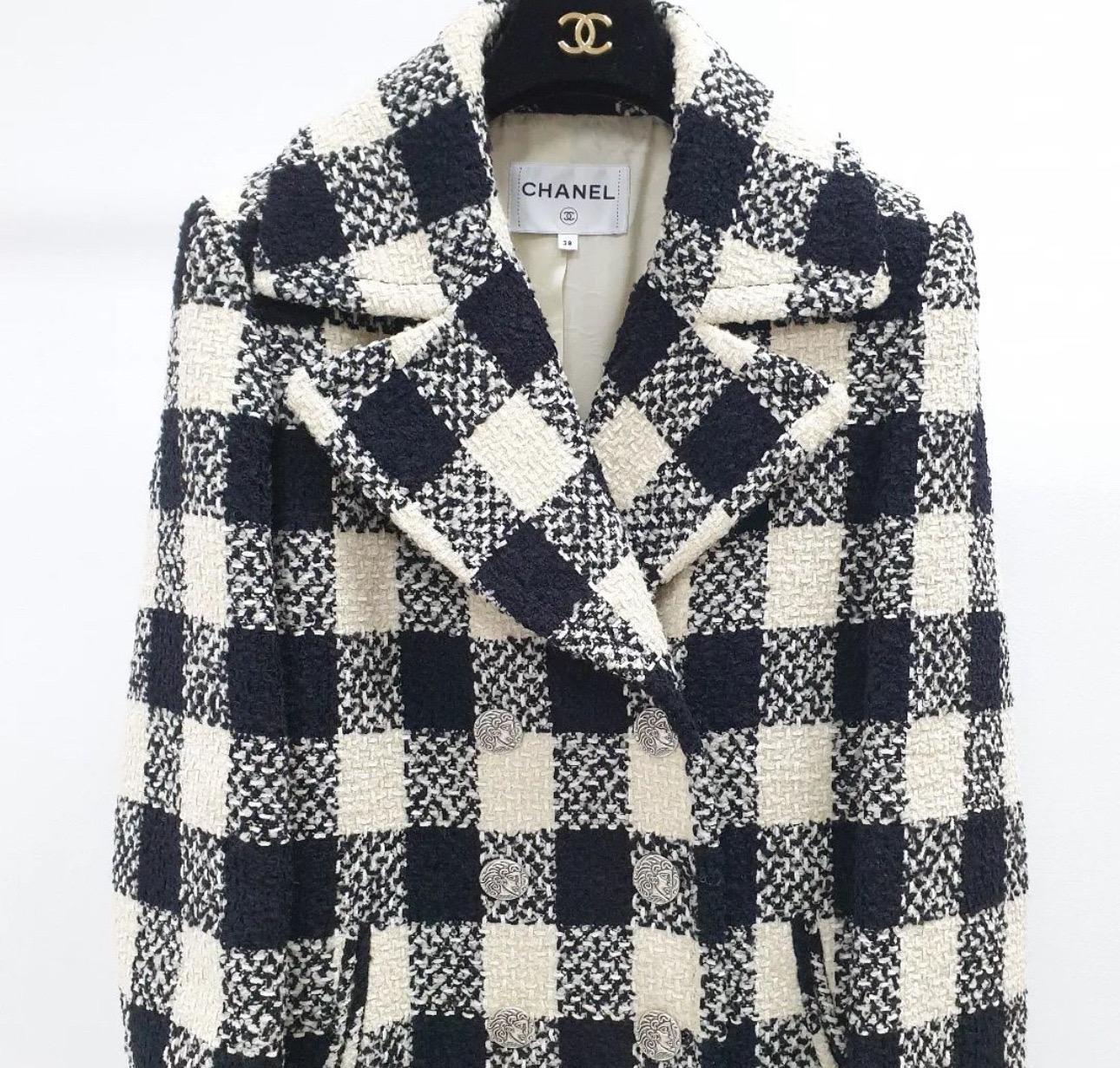 CHANEL 2016 Pharrell Ivory Black Tweed Jacket Coat For Sale 3