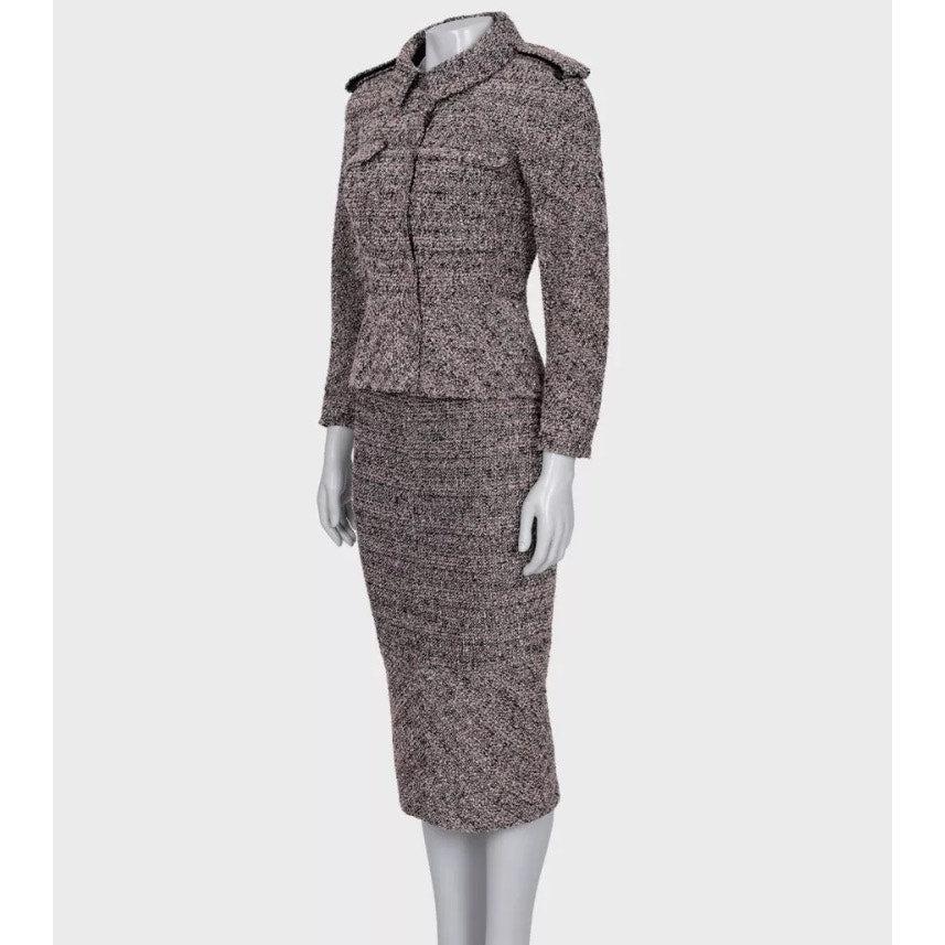 Elegante tailleur con gonna in lana bouclé di Chanel del 2016 circa, caratterizzato da una splendida miscela di toni rosa, neri e argento. Questo abito emana una raffinatezza senza tempo ed è perfetto per farsi notare.<br /><br />
Giacca:<br />-