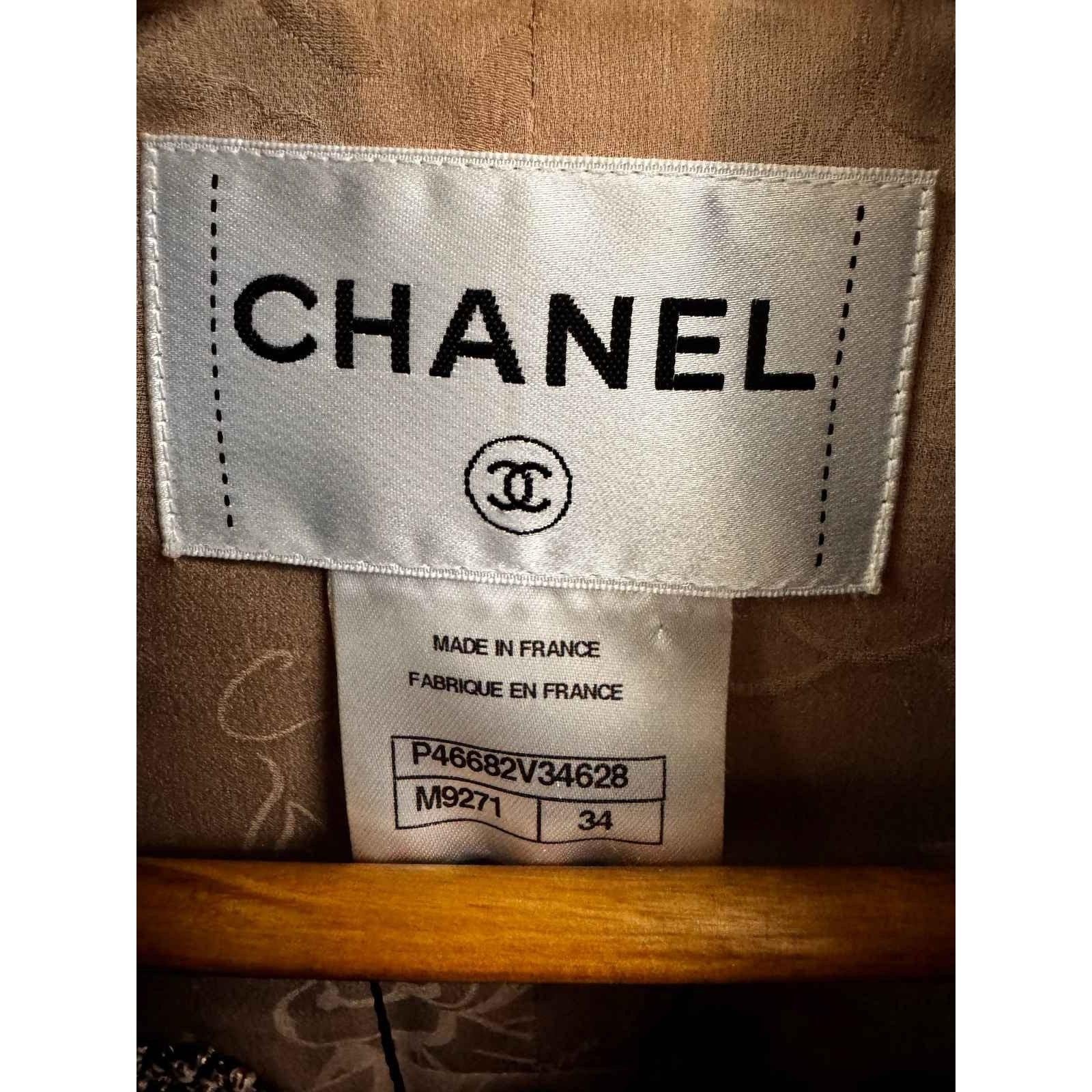 Chanel 2016 Rosa Nero e Argento Bouclé Gonna Giacca Abito FR38 in vendita 3