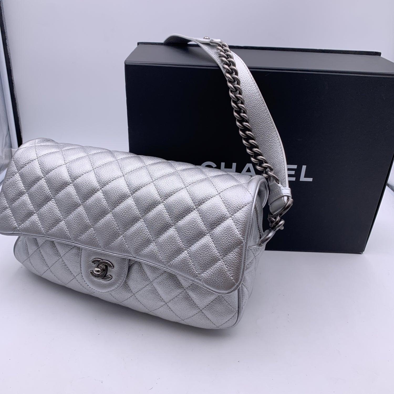 Chanel 2016 Bolso de hombro con solapa Easy de piel acolchada plateada para aerolíneas en venta 5