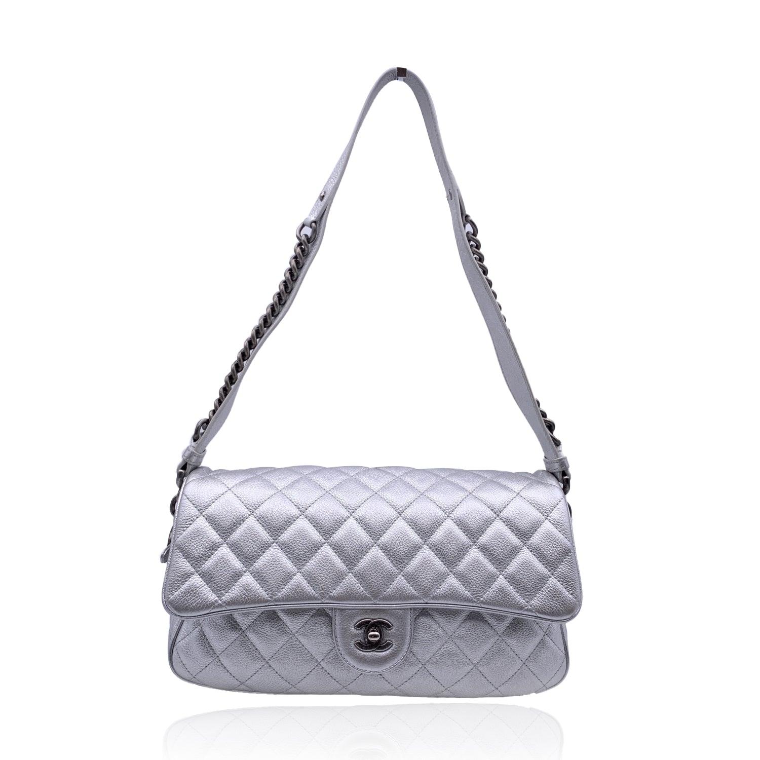 Chanel 2016 Bolso de hombro con solapa Easy de piel acolchada plateada para aerolíneas Plata en venta