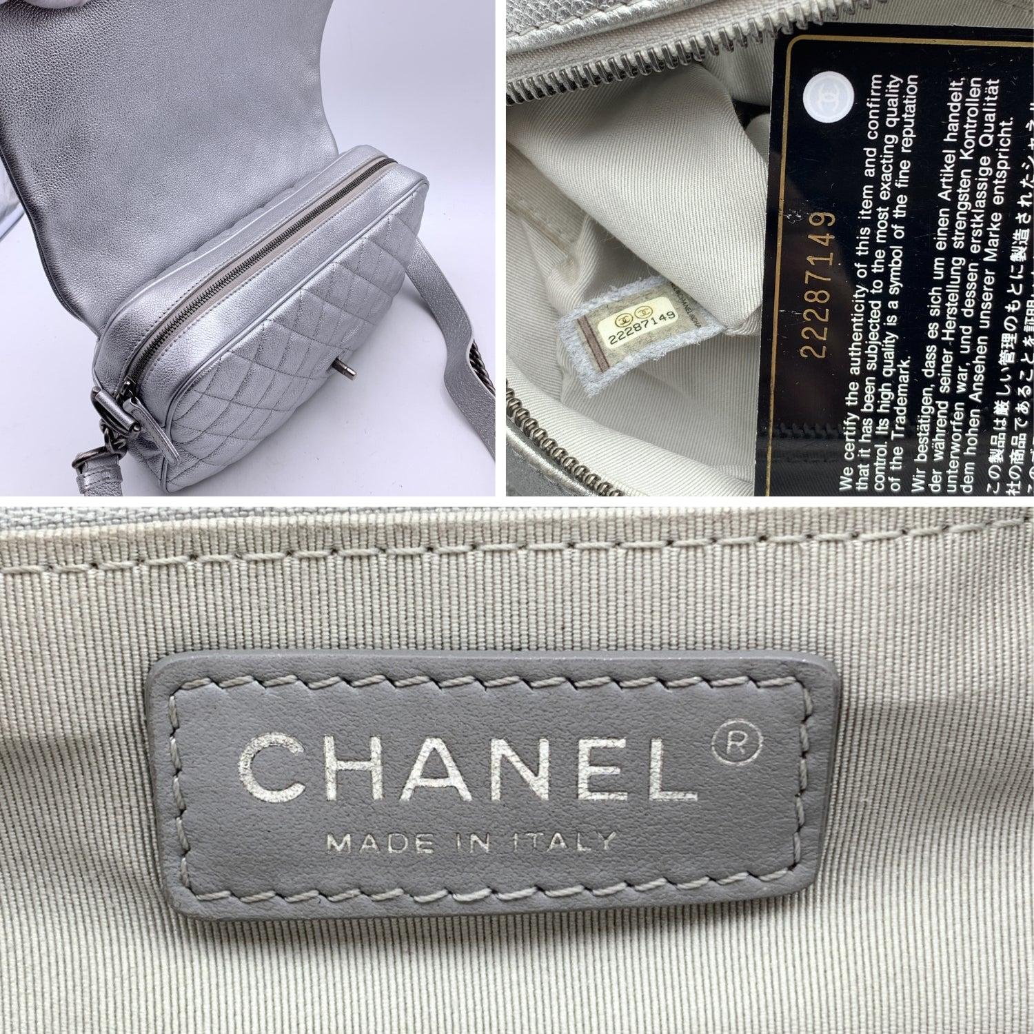 Chanel 2016 Bolso de hombro con solapa Easy de piel acolchada plateada para aerolíneas en venta 1