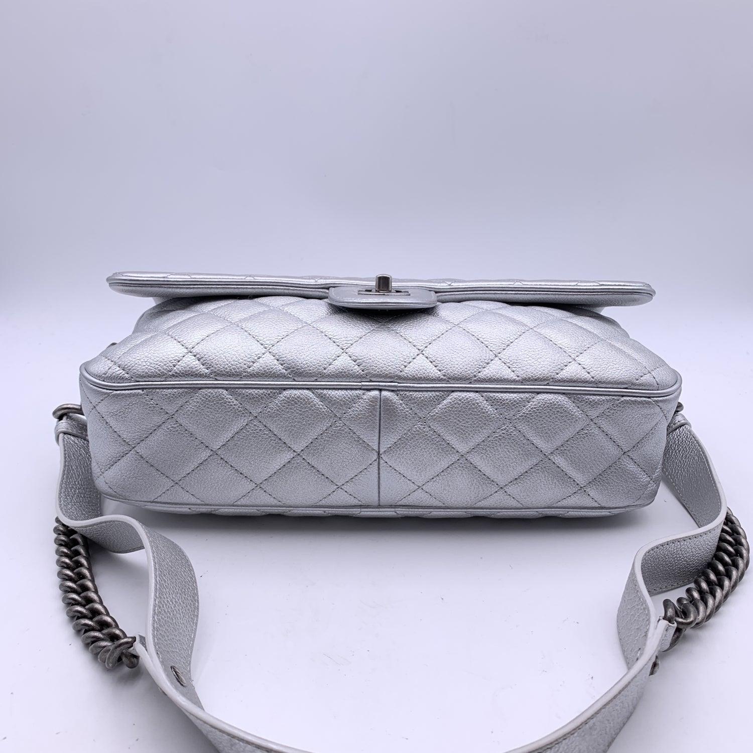 Chanel 2016 Bolso de hombro con solapa Easy de piel acolchada plateada para aerolíneas en venta 3