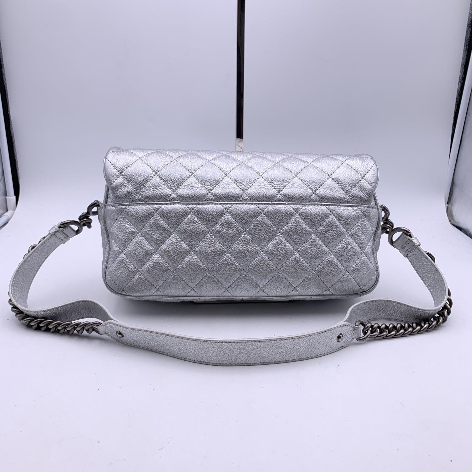 Chanel 2016 Bolso de hombro con solapa Easy de piel acolchada plateada para aerolíneas en venta 4