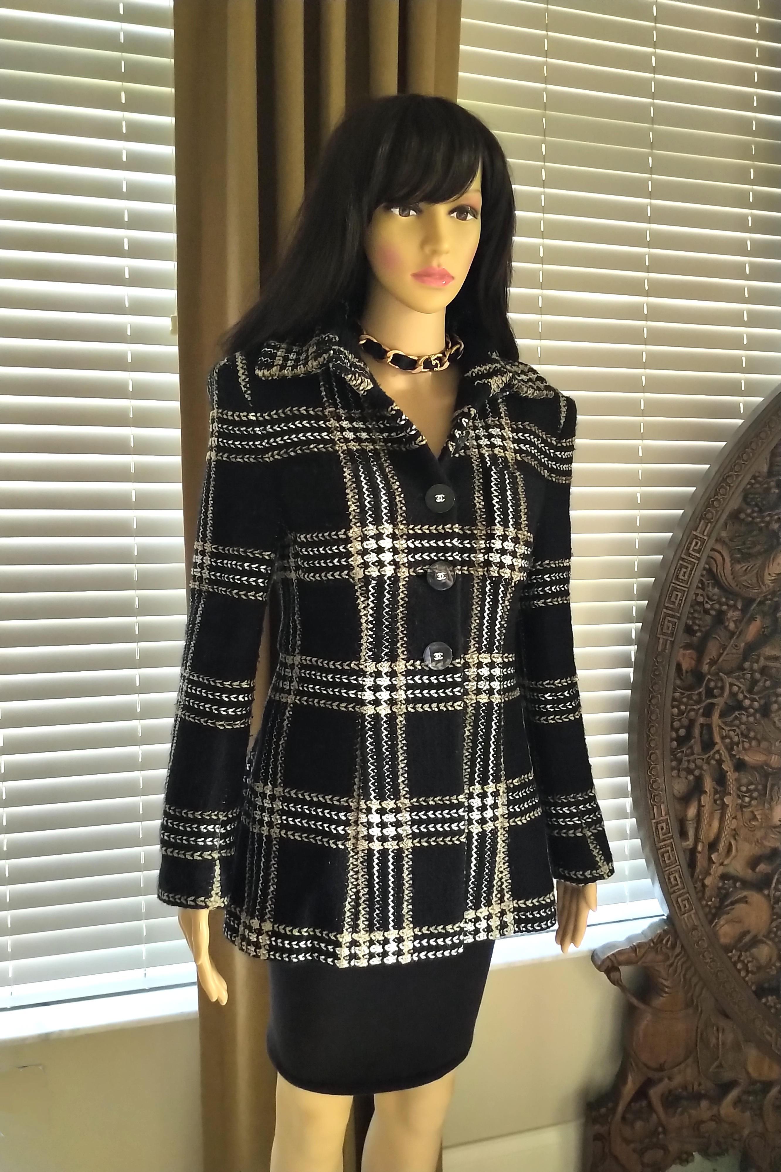 Chanel 2017 17A Métiers d'Art Crystal Black Fantasy Tweed Jacket FR 38 40/ US 6 In Excellent Condition In Ormond Beach, FL