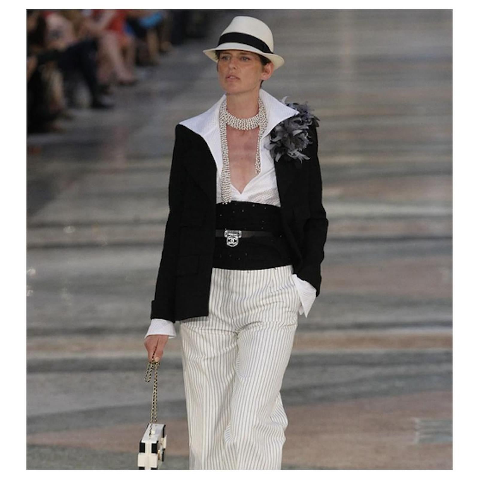 Timeless Chanel black tweed jacket from the Cruise 2017 17C ‘Cuba’ collection. This was part of the first look on the runway, modelled by Stella Tenant. New with fabric swatch tag. Superbly crafted from textured black wool boucle tweed with