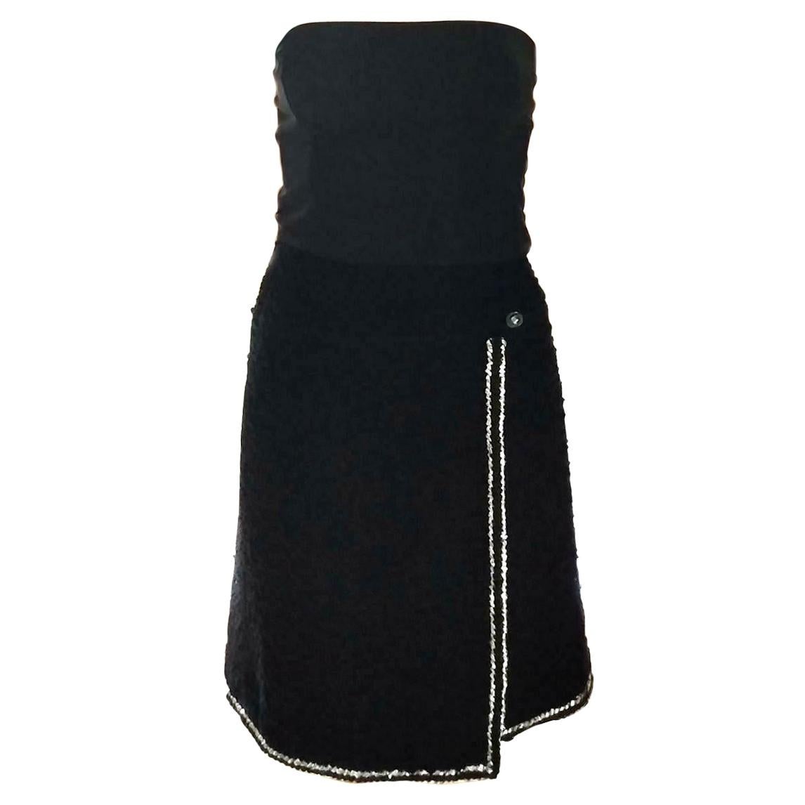 Chanel 2017 17K Runway Black, Silver, Gold Fantasy Tweed Skirt FR 36/ US 4 & 6 For Sale