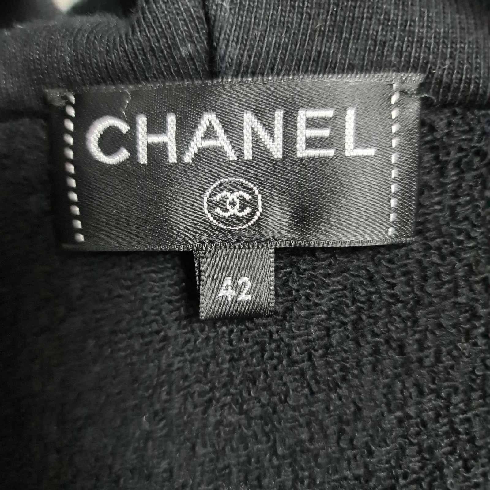 Chanel 2017 Astronaut Zip-Up Jacke aus schwarzer Baumwolle mit Kapuze im Angebot 2