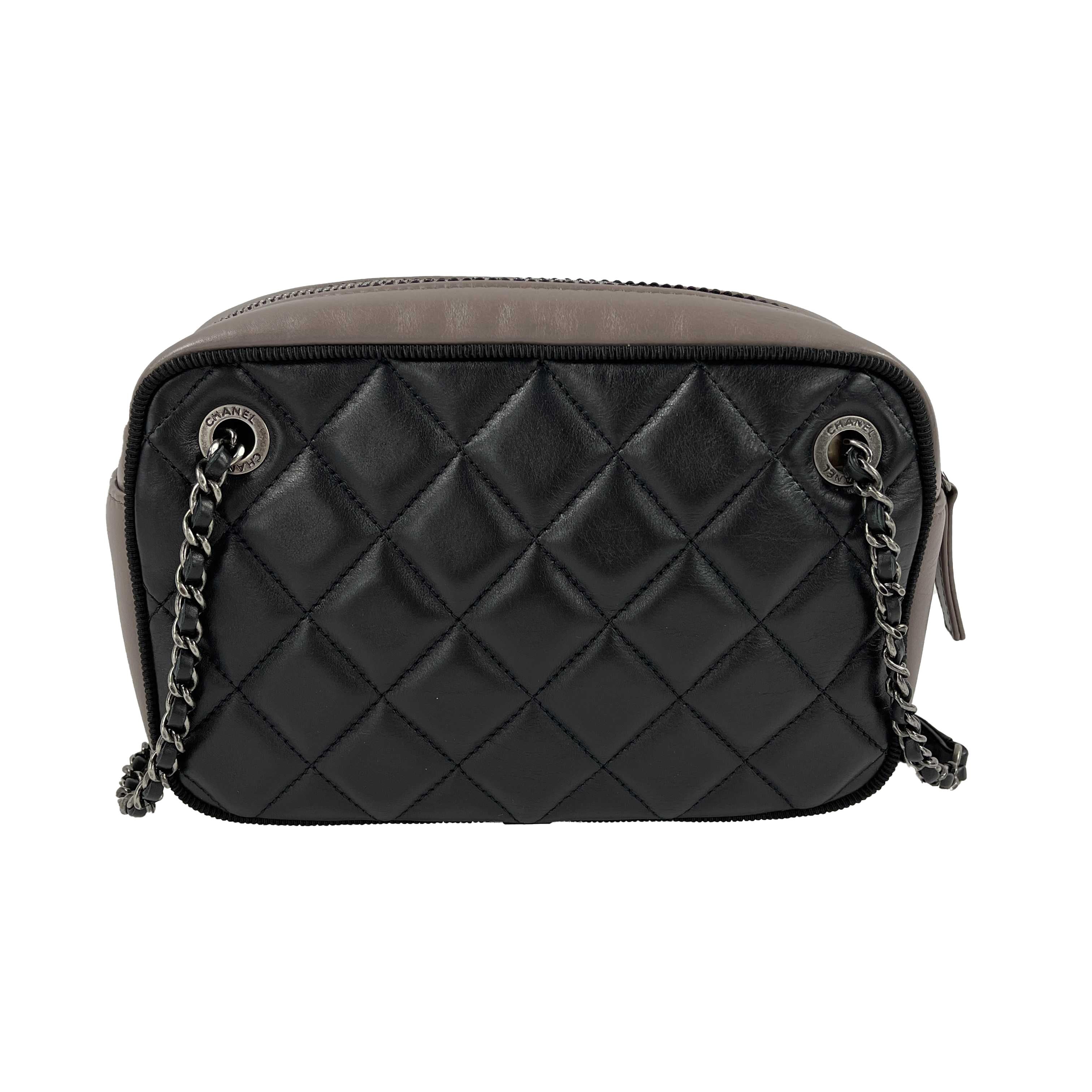 CHANEL - 2017 Bicolor Small Black / Taupe Ballerine CC Camera Case Crossbody

Description

2017 Collection.
This deep taupe and black quilted leather bag can be worn on the shoulder with double straps or crossbody.
Zip top closure.
Threaded chain