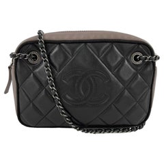 CHANEL 2017 Ballerine CC petite taille noire et taupe avec boîtier pour appareil photo