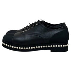 Zapatillas con plataforma de piel negra y perlas de Chanel, 2017, talla 41