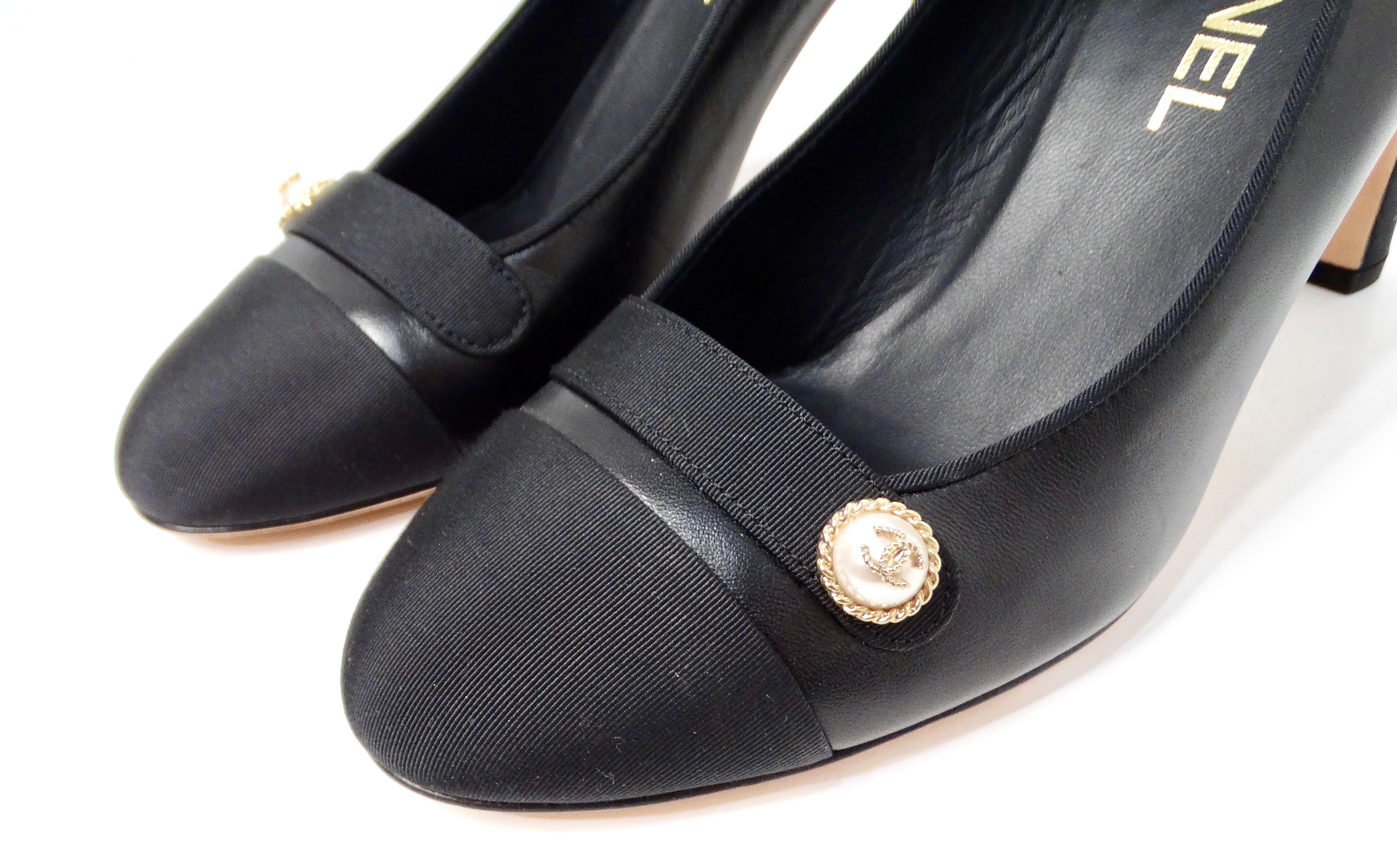 Chanel 2017 Black Leather & Satin Pumps With Interlocking CC Logo Pearl In Good Condition For Sale In Scottsdale, AZ
