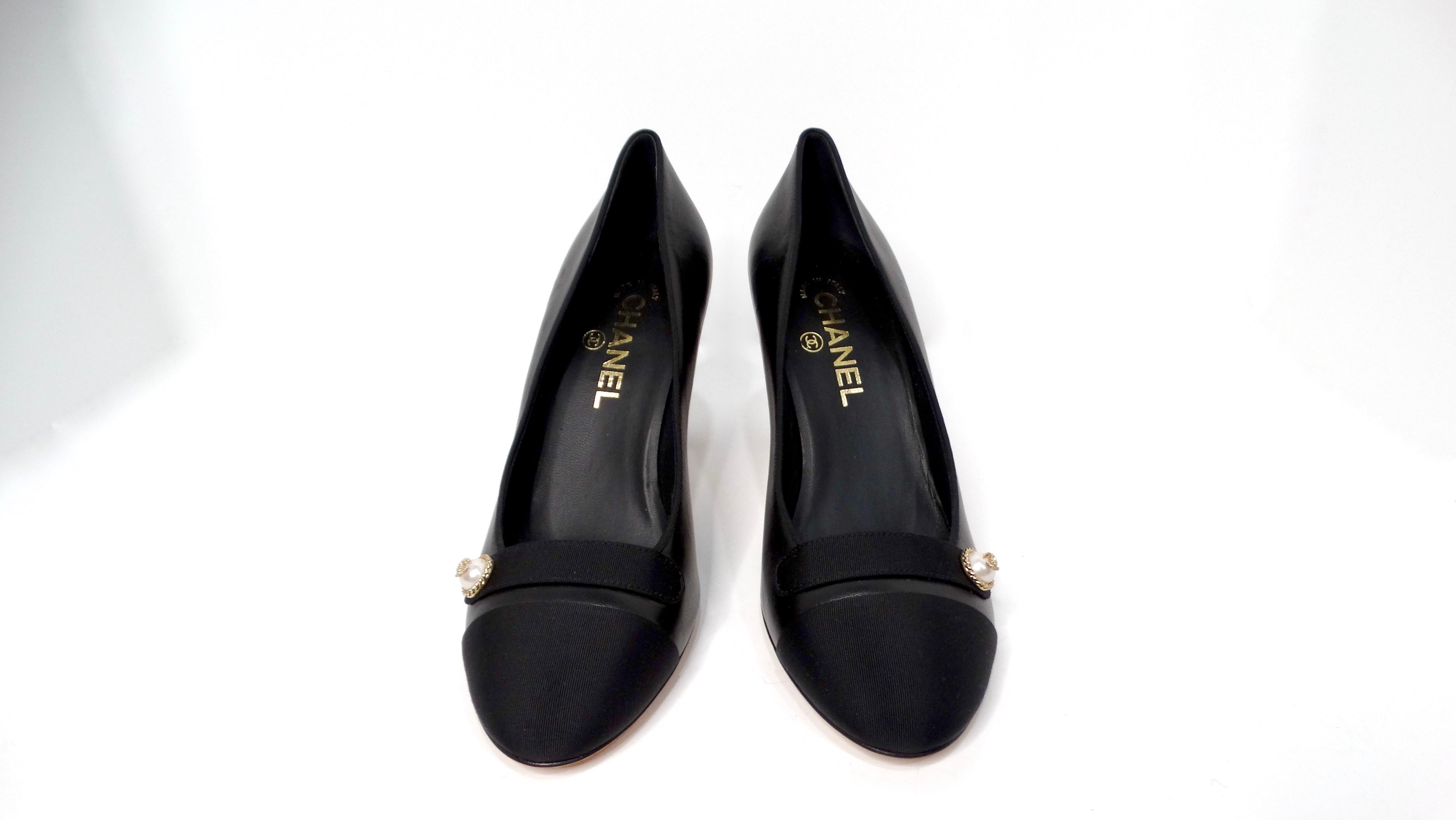 Women's Chanel 2017 Black Leather & Satin Pumps With Interlocking CC Logo Pearl For Sale