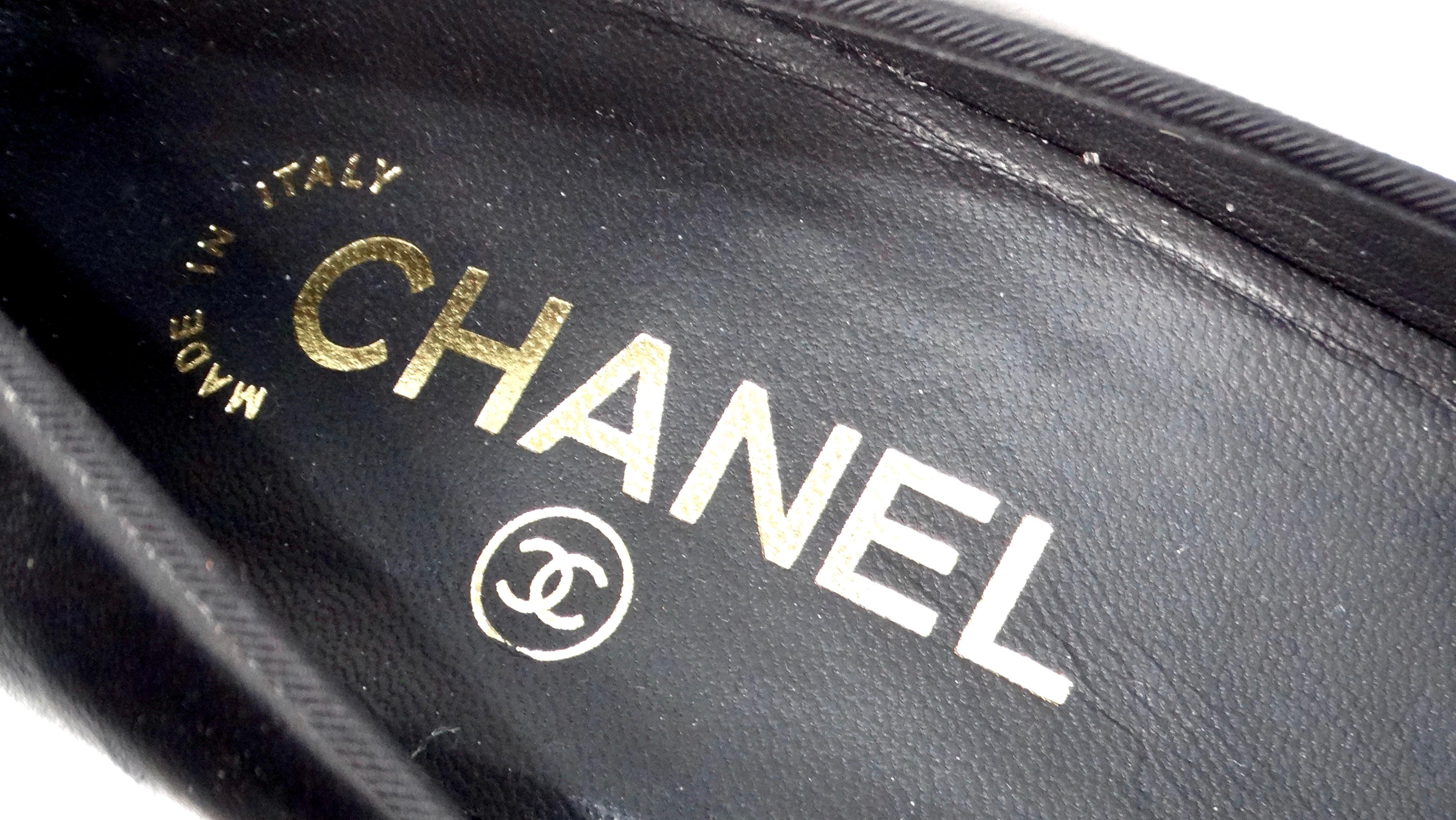 Chanel 2017 Black Leather & Satin Pumps With Interlocking CC Logo Pearl For Sale 3