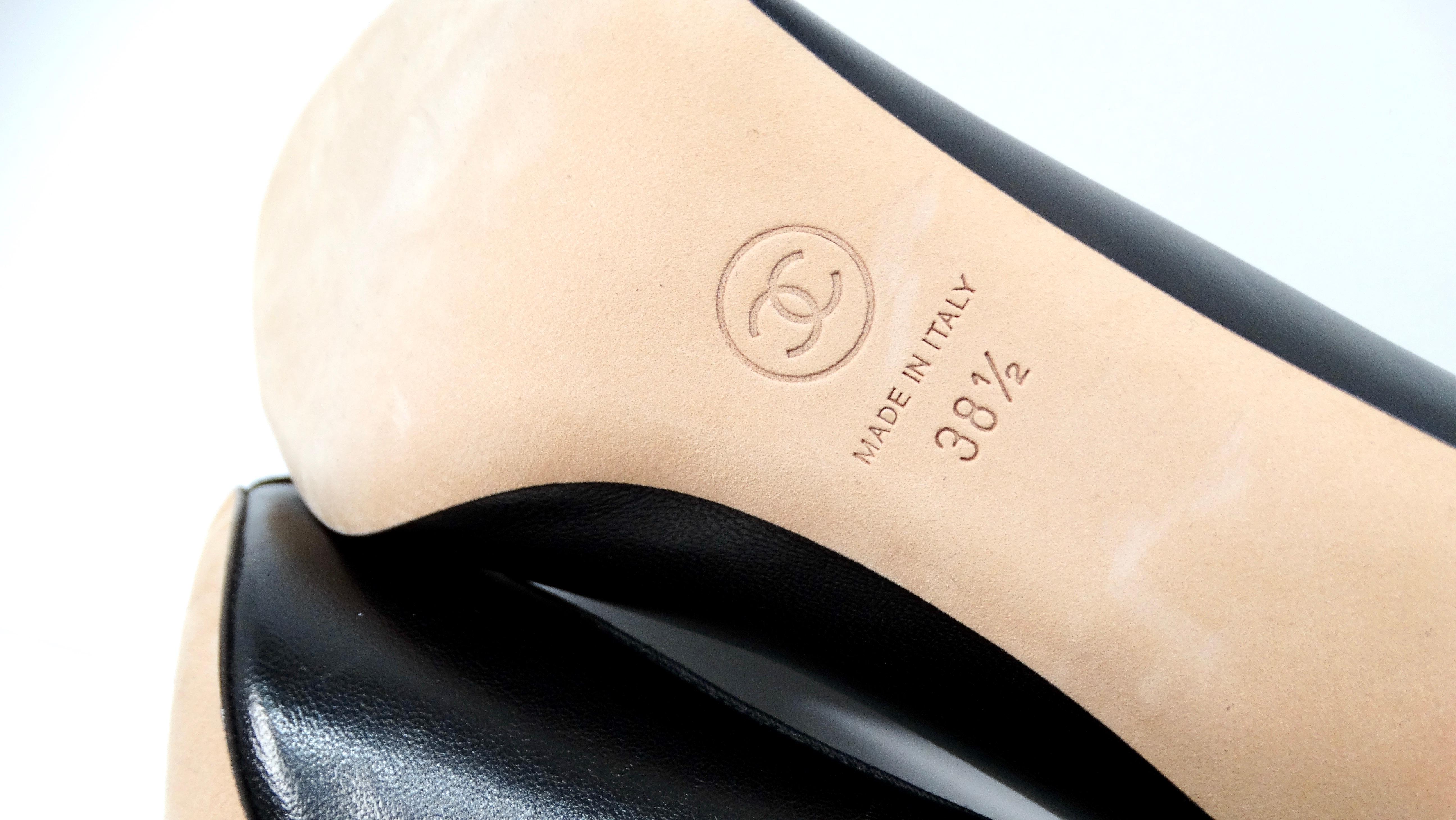 Chanel 2017 Black Leather & Satin Pumps With Interlocking CC Logo Pearl For Sale 5
