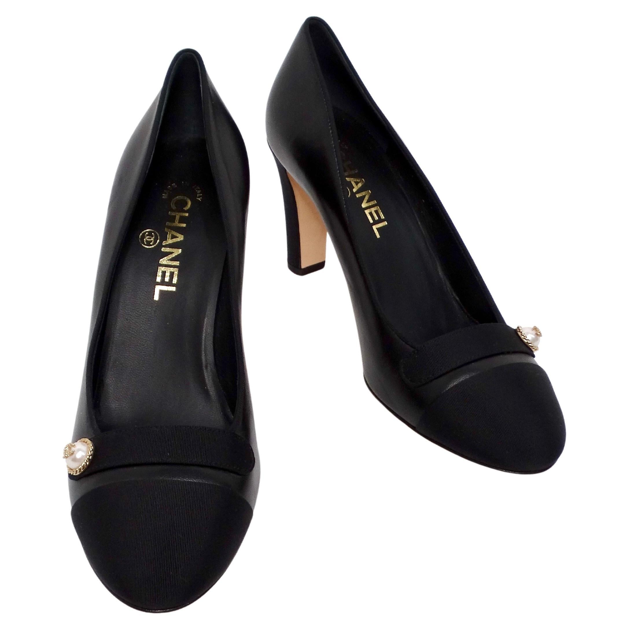 Chanel 2017 Black Leather & Satin Pumps With Interlocking CC Logo Pearl For Sale