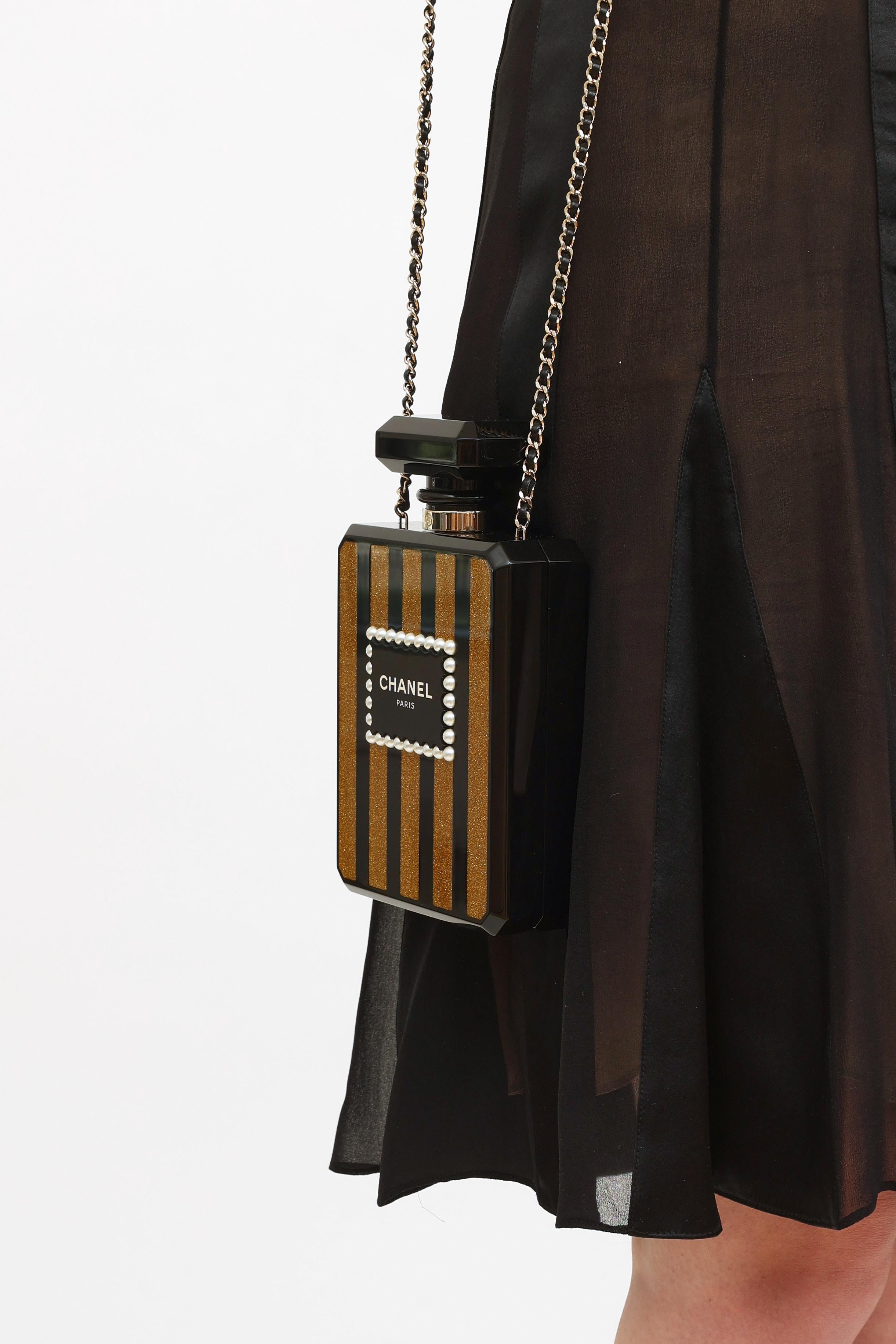 Chanel 2017 Schwarze Clutch mit Perlenverzierung und Minaudiere Perlenbesatz Damen im Angebot