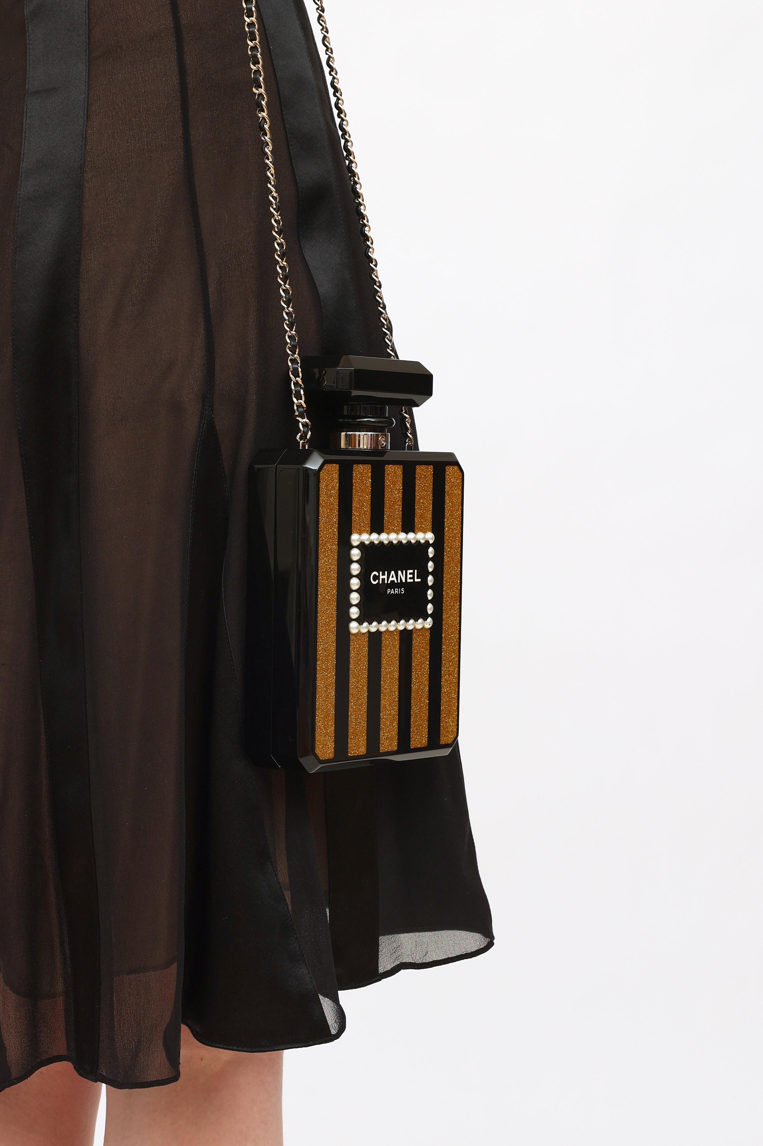 Chanel 2017 Schwarze Clutch mit Perlenverzierung und Minaudiere Perlenbesatz im Angebot 1