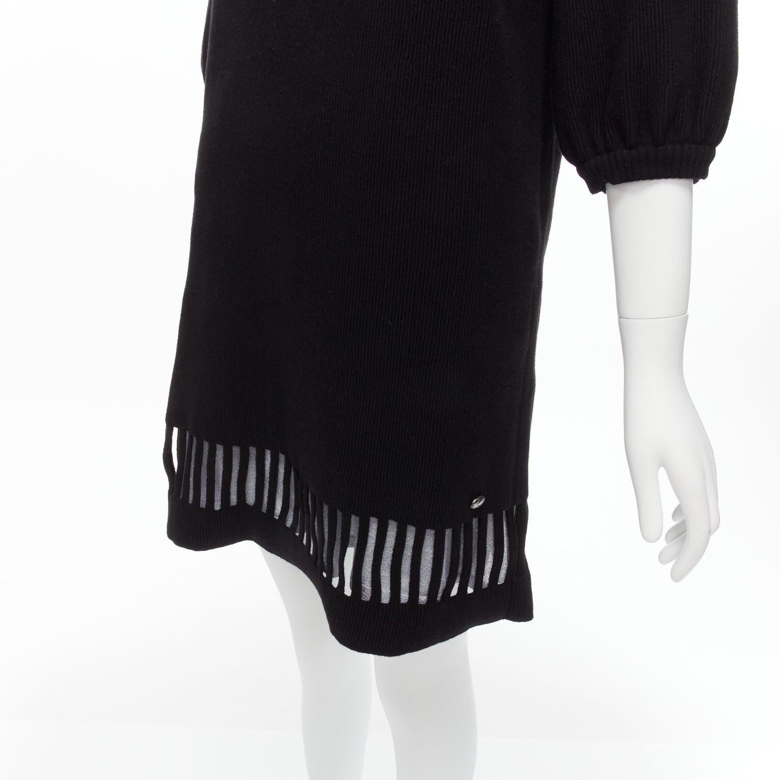 CHANEL 2017 Pulloverkleid aus schwarzer Wolle und Angora mit geometrischem Ausschnitt und silbernem Lurexbesatz im Angebot 3