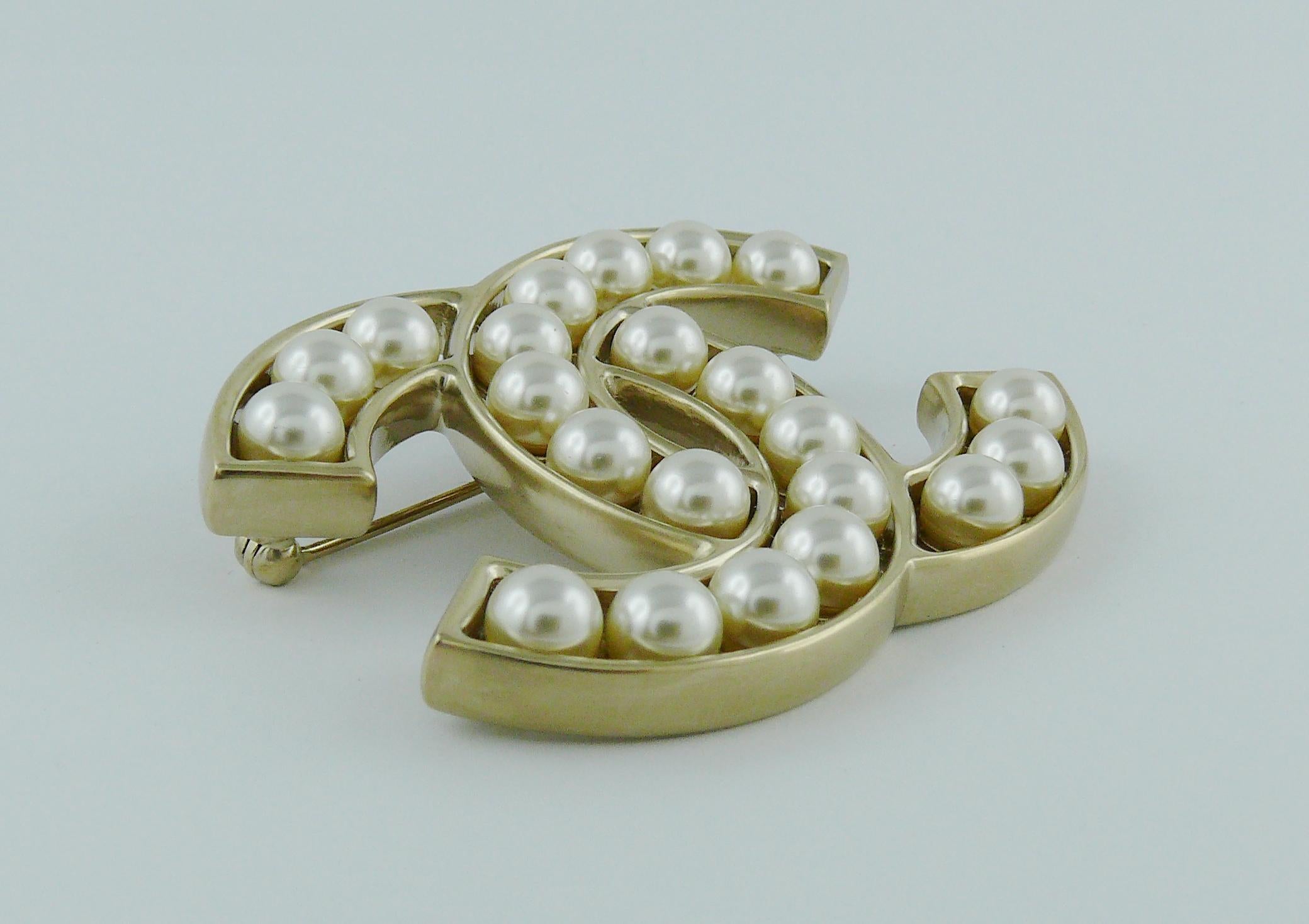 Chanel 2017 Classic CC Pearl Brooch In Excellent Condition In Nice, FR