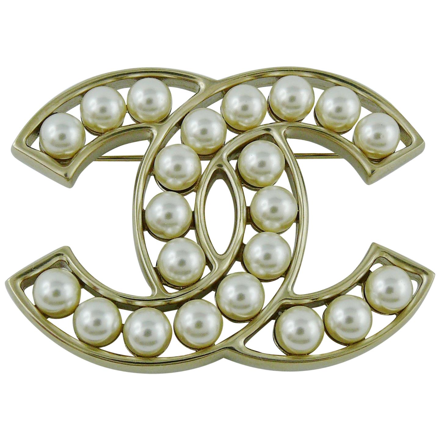 Chanel 2017 Classic CC Pearl Brooch at 1stDibs