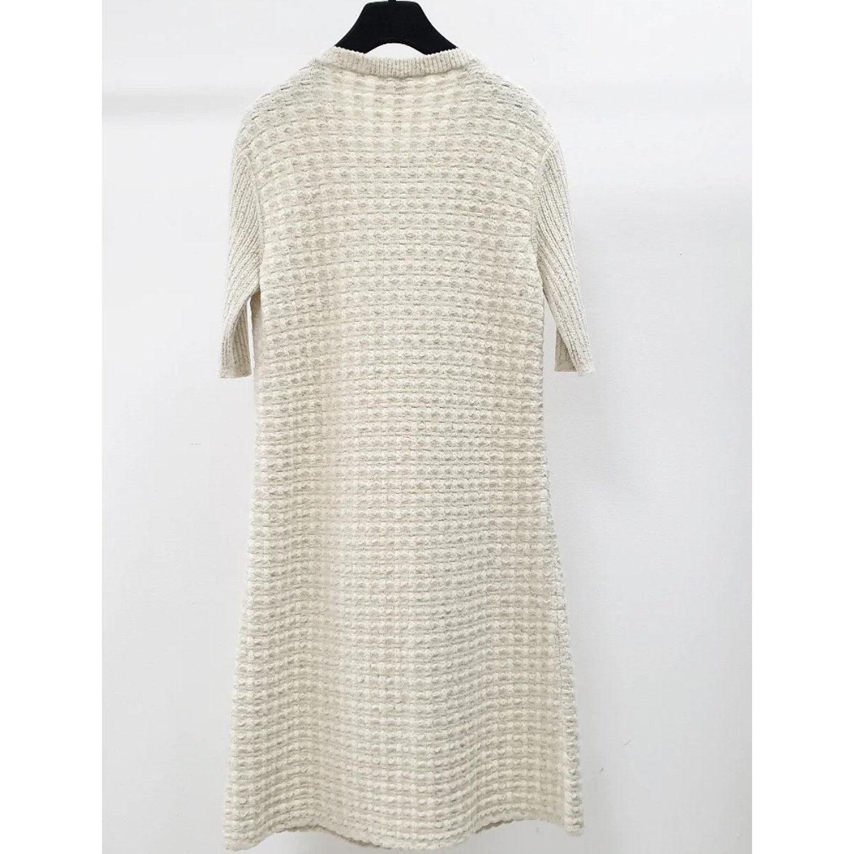 Rehaussez votre garde-robe avec ce superbe top en maille lurex Viskose crème et or CHANEL, issu de la collection 2017 17A COSMOPOLITE. 
Cette robe est en excellent état et prête à faire une déclaration. 
Caractéristiques :
- Marque : CHANEL
-