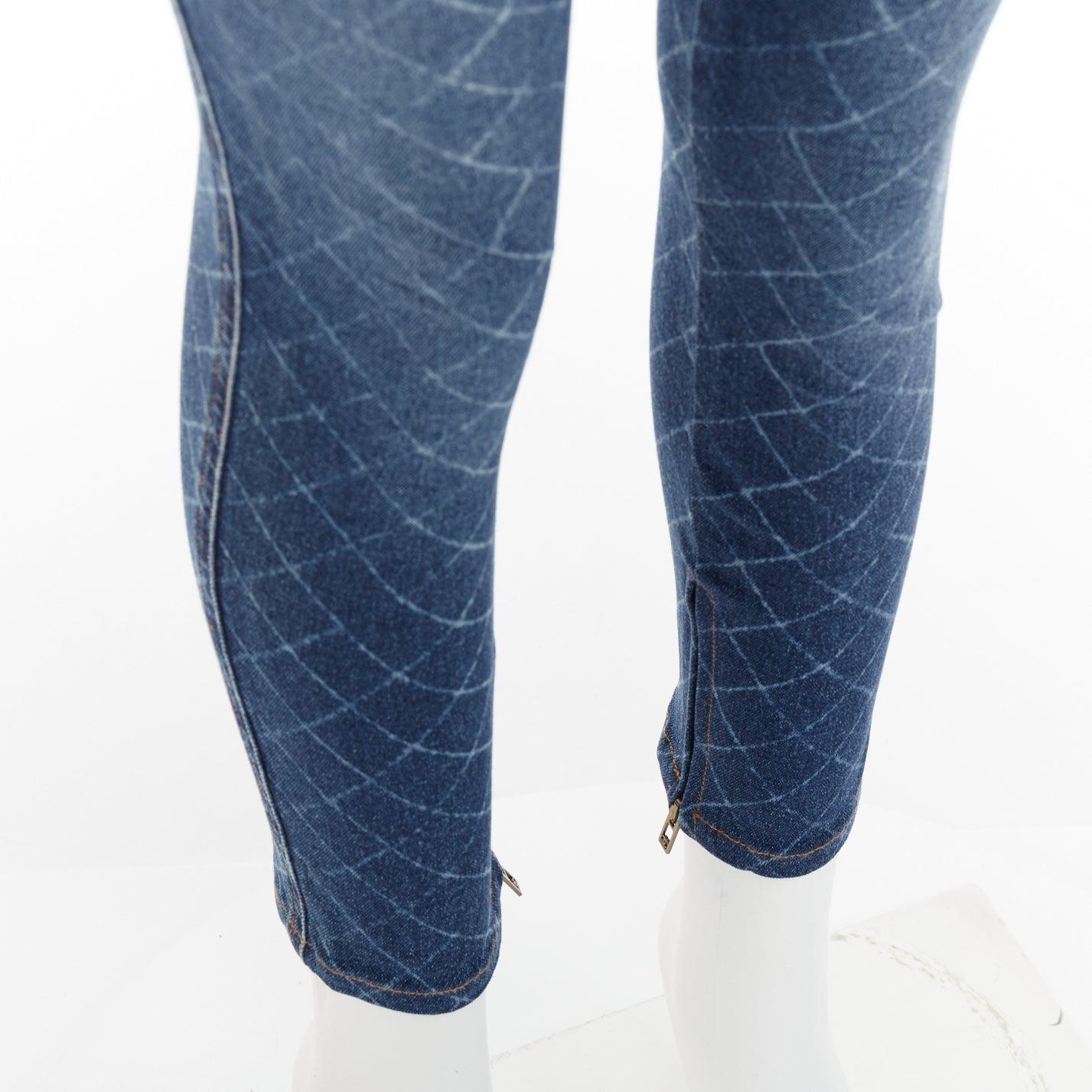 CHANEL 2017 azul oscuro denim lavado rejilla diamante CC botón vaqueros pitillo FR34 XS
Referencia: YIKK/A00237
Marca: Chanel
Diseñadora: Virginie Viard
Colección: 2017
Material: Algodón, mezcla
Color: Azul
Patrón: Sólido
Cierre: Bragueta con