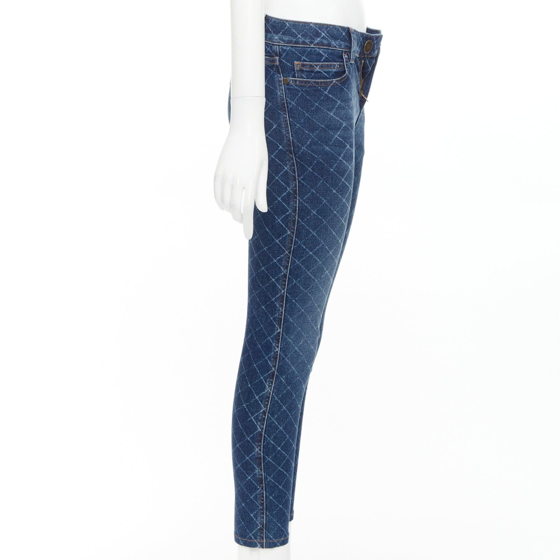 CHANEL 2017 azul oscuro denim lavado rejilla diamante CC botón vaqueros pitillo FR34 XS en Excelente estado para la venta en Hong Kong, NT