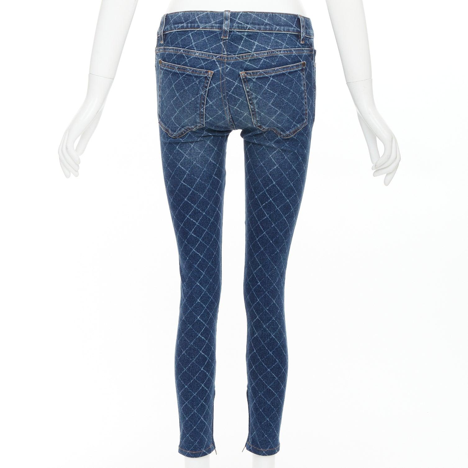 De las mujeres CHANEL 2017 azul oscuro denim lavado rejilla diamante CC botón vaqueros pitillo FR34 XS en venta