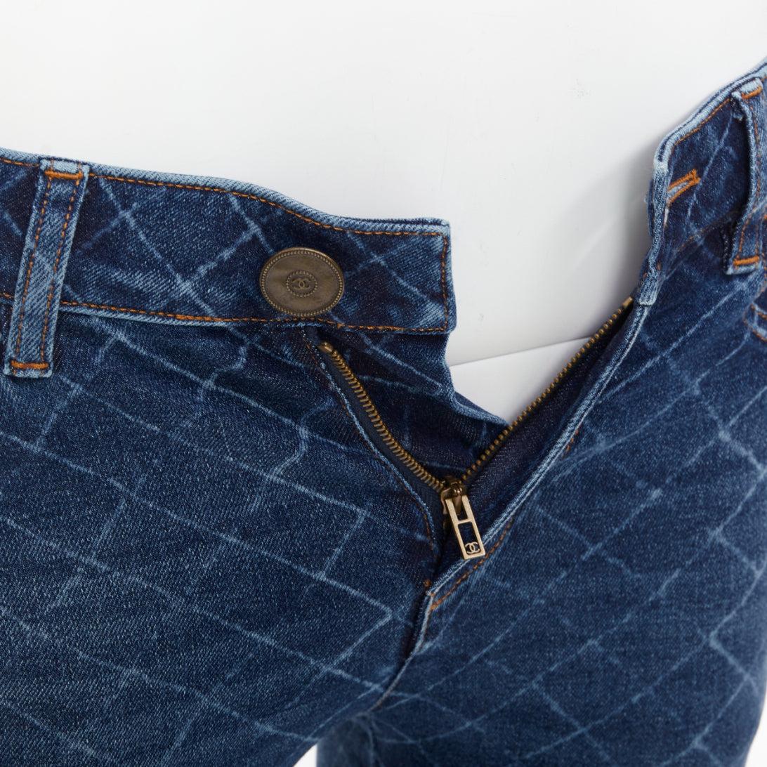 CHANEL 2017 azul oscuro denim lavado rejilla diamante CC botón vaqueros pitillo FR34 XS en venta 2