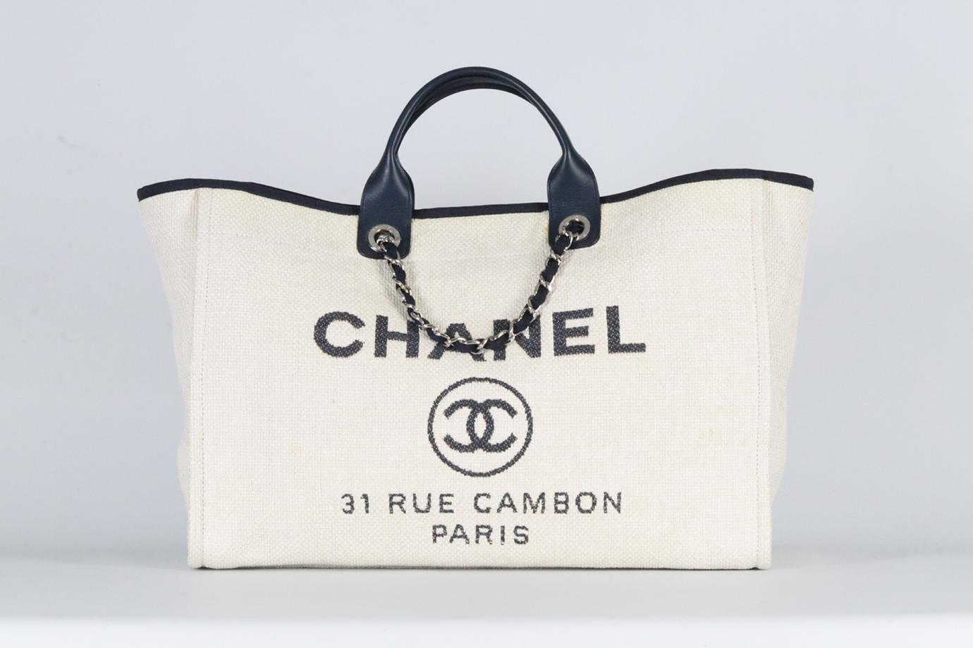<ul>
<li>Chanel 2017 Deauville Large Canvas And Leather Tote Bag.</li>
<li>Marine et crème.</li>
<li>Fermeture magnétique - Haut.</li>
<li>Livré avec une carte d'authenticité.</li>
<li>Il n'est pas accompagné d'un sac à poussière ou d'une