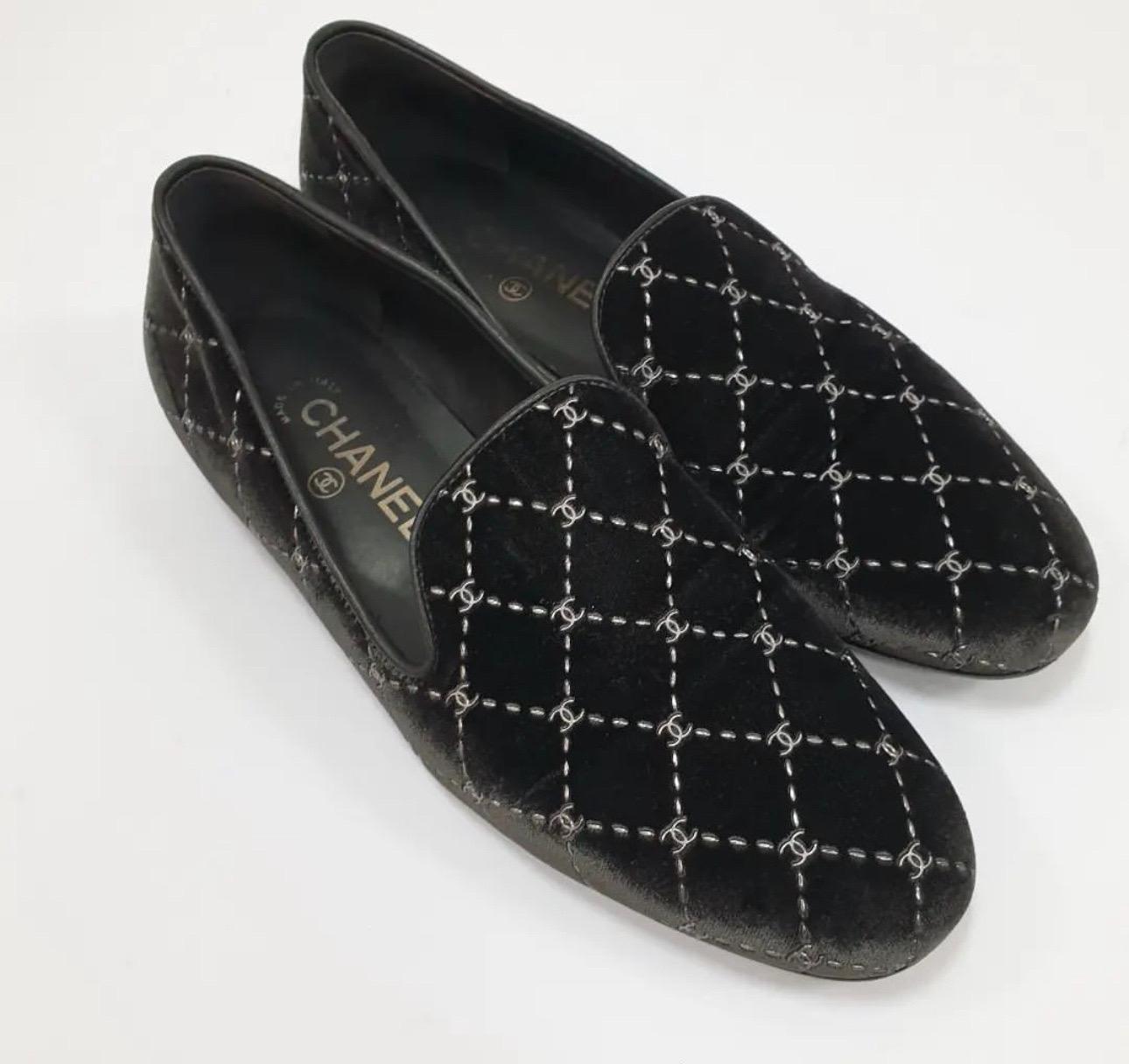 Chanel Velvet Loafers
From the 2017 Collection by Karl Lagerfeld
Black
Interlocking CC Logo
Semi-Pointed Toes
Sz.38.5
No box. No dust bAG