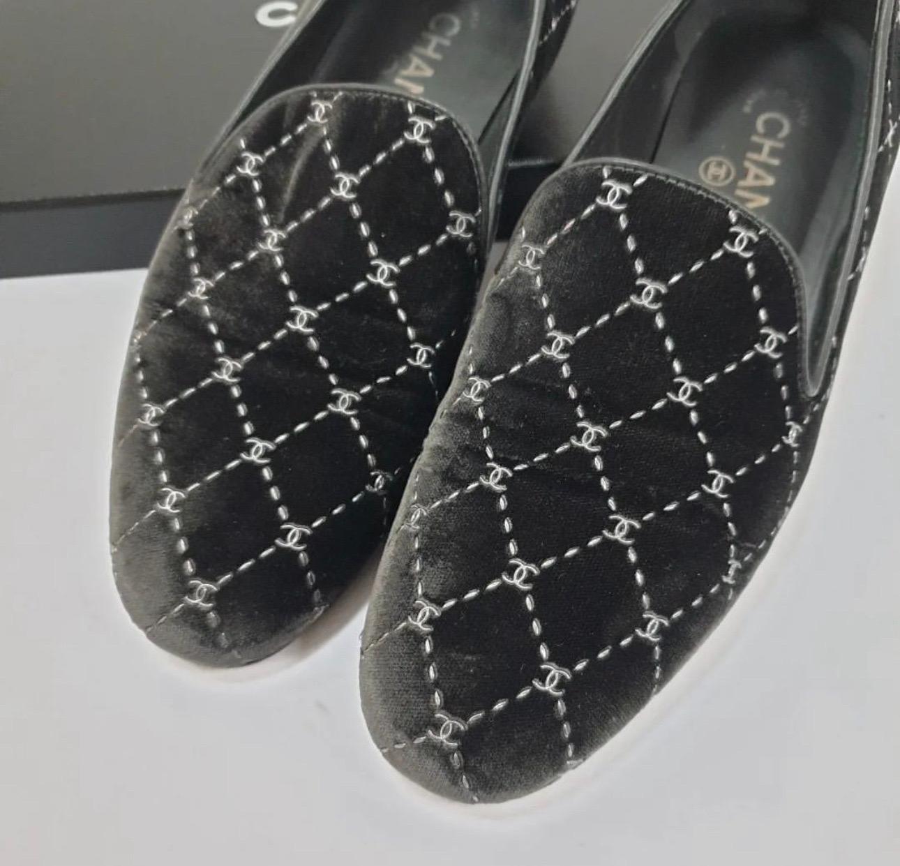 Chanel 2017 Interlocking CC Logo Loafers In Good Condition In Krakow, PL