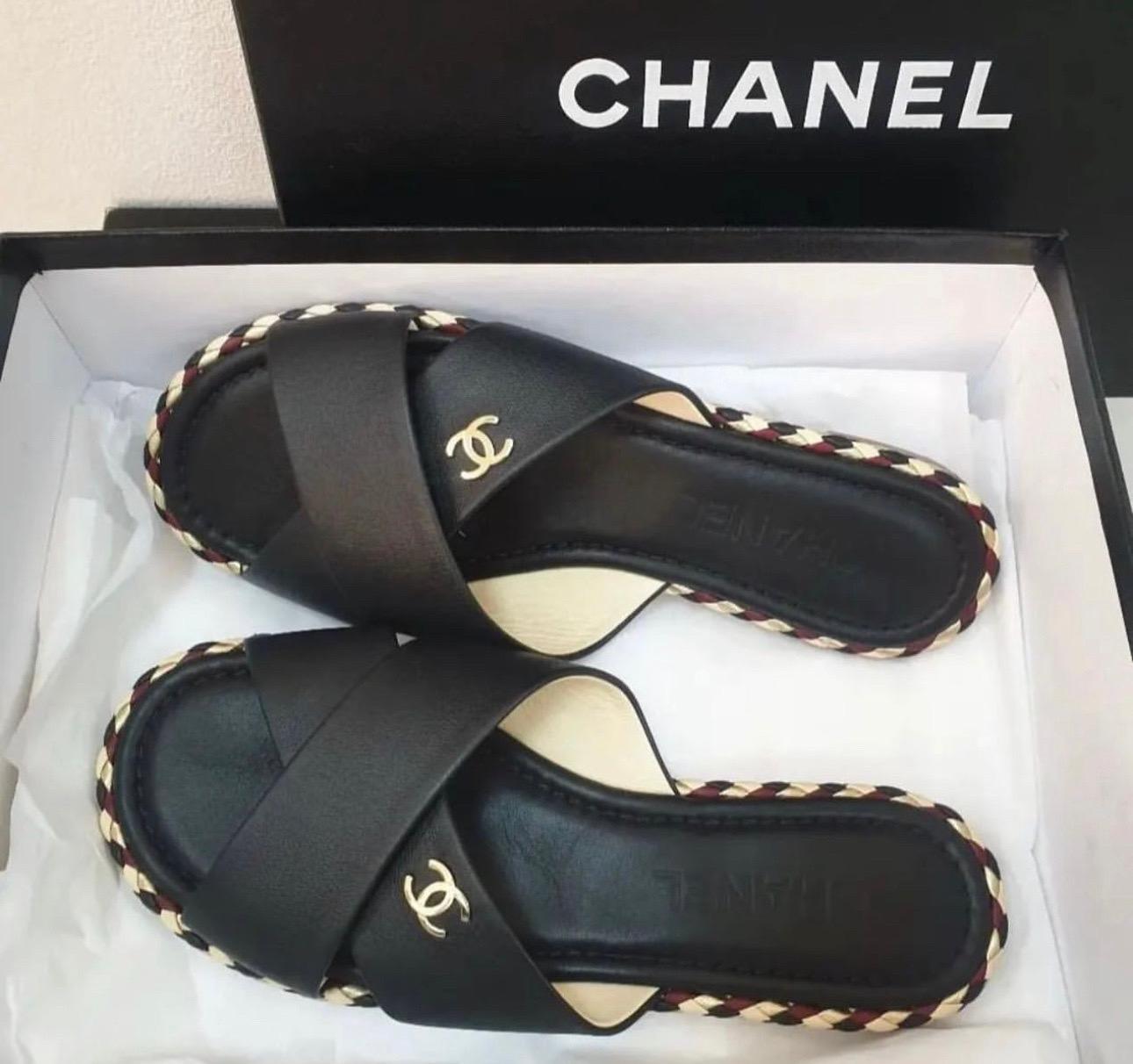 Chanel 2017 Interlocking CC Logo Slides In Good Condition In Krakow, PL