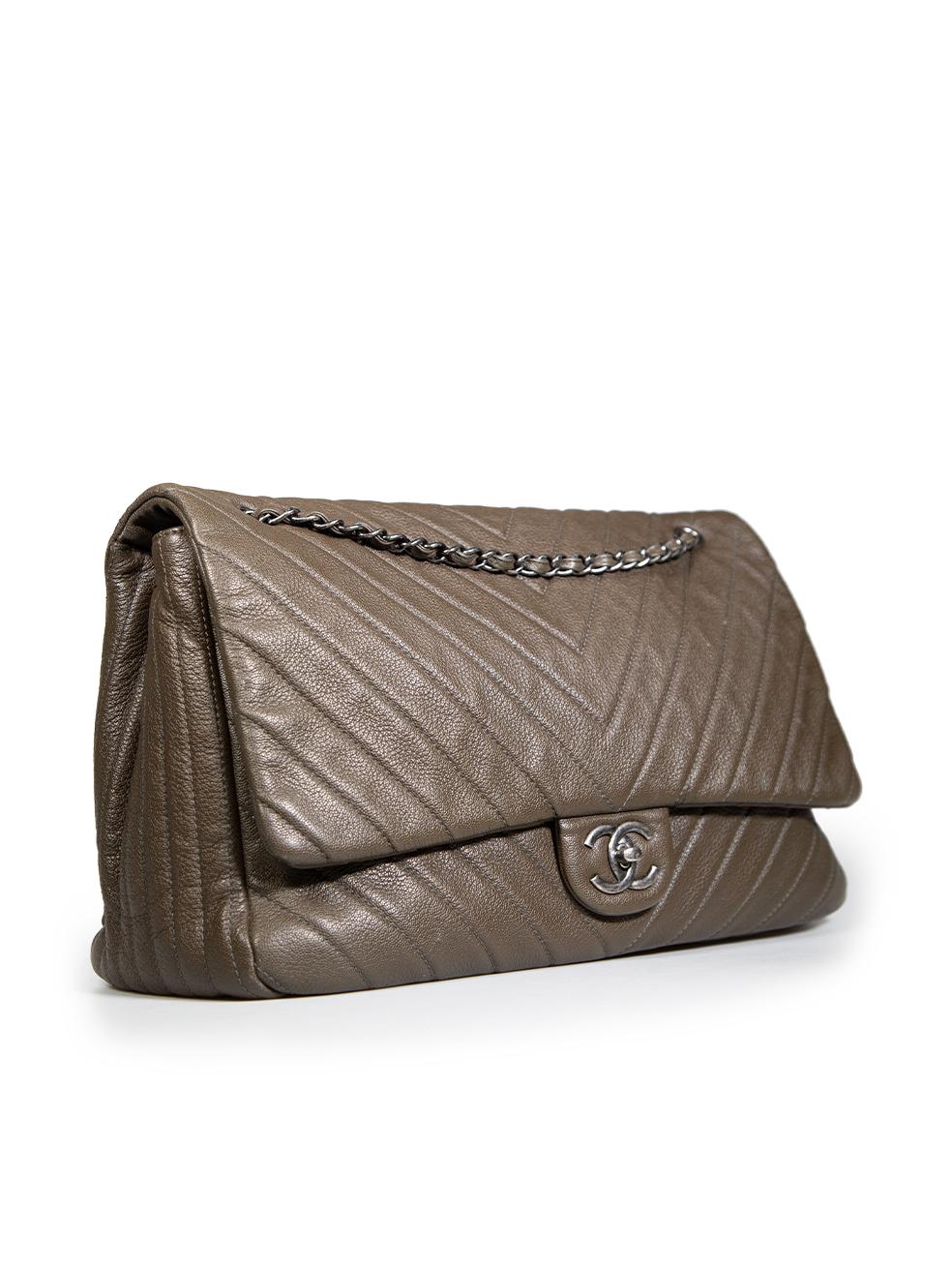 CONDITION is Very good. Minimal wear to the bag is evident. Minimal abrasions on the opening hardware of the bag. The lining of the bag also has some discolouration on this used Chanel designer resale item.
 
 Details
 2017
 Khaki
 Leather
 Large