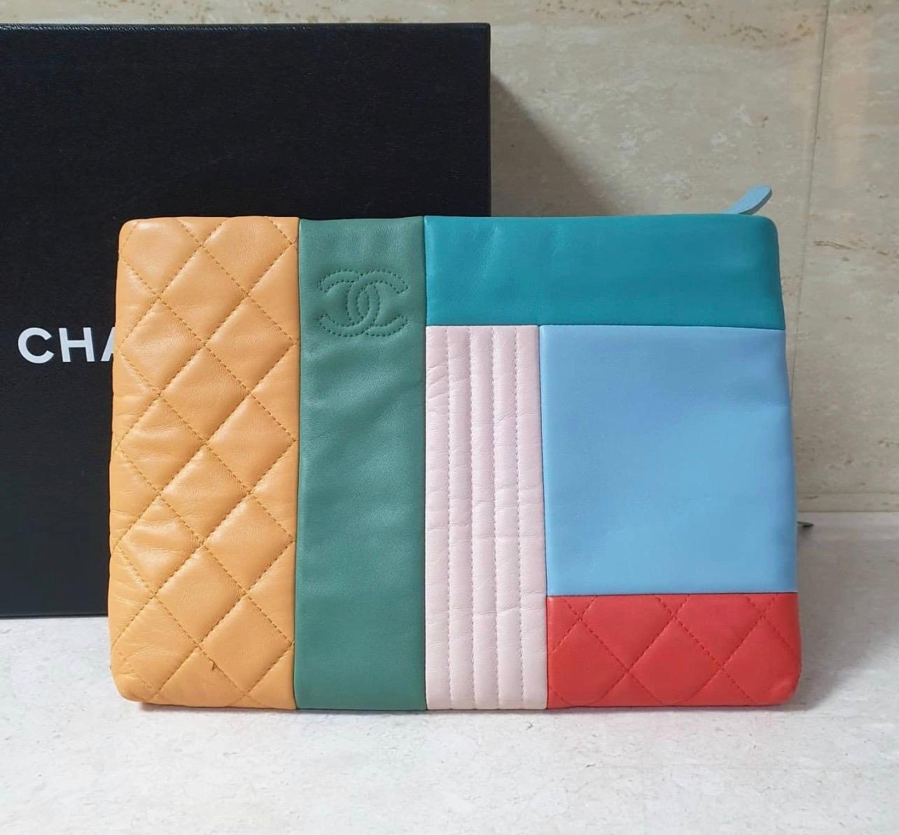 Chanel 2017 Large Colorblock O-case Orange Blue Multicolor Lambskin Leather Clut In Good Condition In Krakow, PL
