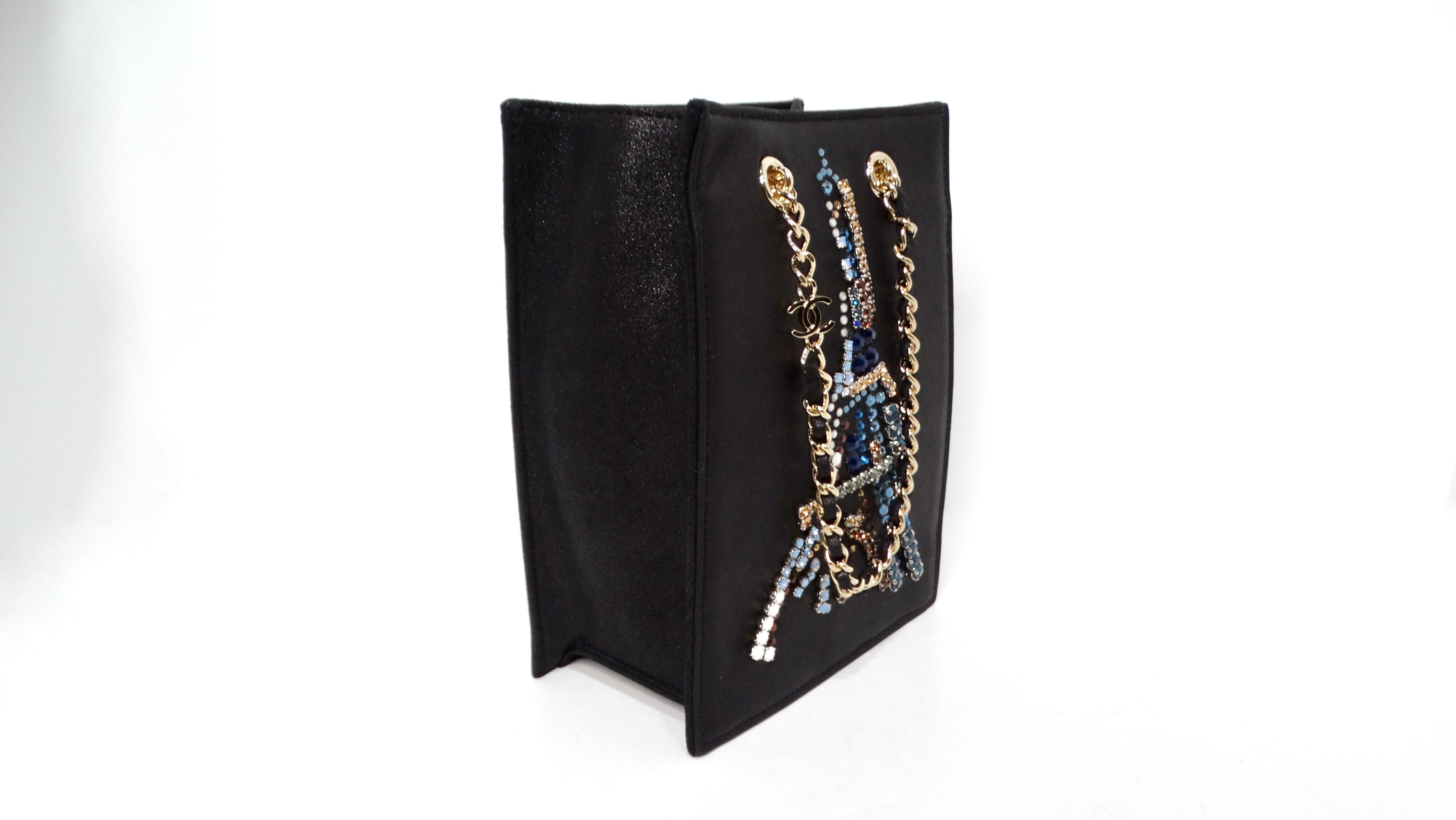 Le fourre-tout en cuir à motif Tour Eiffel en cristal Swarovski de Chanel Circa 2017/18 Minaudière est un accessoire rare et captivant qui rehausse sans effort n'importe quel ensemble. Ce petit sac fourre-tout en cuir noir de qualité supérieure